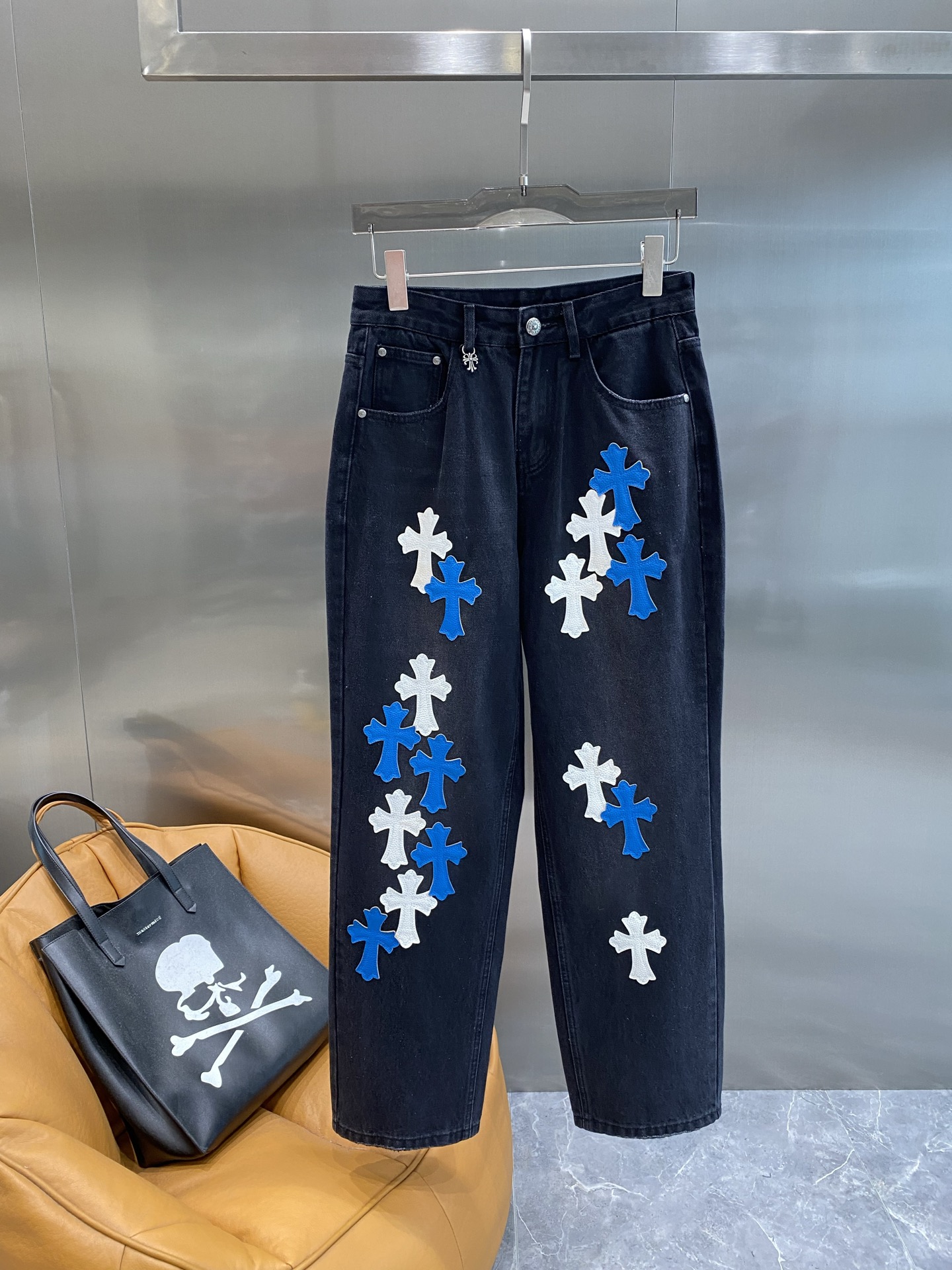 NO:514711,'Kejia' Croxin Dark denim, summer street personality, black denim fabric, full of texture. The blue and white cross patterns are staggered, breaking the monotony, dark and cool, as if they have a mysterious aura and full of personality. S-3XL the next day, chrome hearts, alexander wang19860909《克家》 克罗心 暗黑牛仔,夏日街头个性担当 黑色牛仔面料,质感满满.蓝白十字架图案错落分布,打破单调,暗黑又酷炫,仿佛自带神秘气场,个性十足.S-3XL隔天,,chrome hearts,alexander wang,Men's clothing