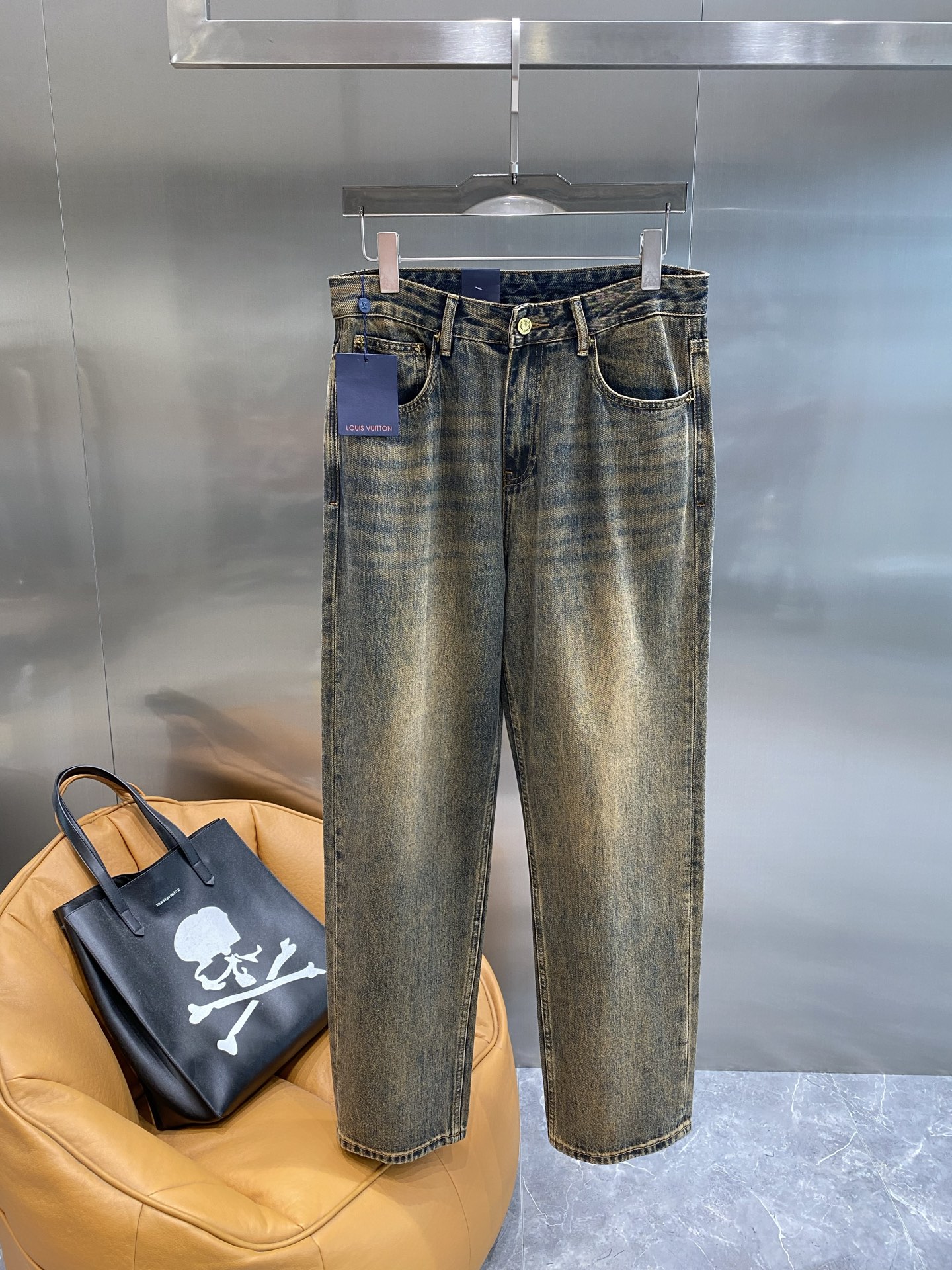 NO:514708,'Donkey House' LV denim, interprets the summer retro cool feeling. The unique dark denim material has a special treatment to present an old-fashioned effect and is full of retro atmosphere. The classic straight-tube style does not pick on the figure, and easily outlines the casual posture. The exquisite brand logo at the back waist shows the luxurious texture in a low-key manner. 29-36 The next day, louis vuitton, louis vuitton, louis vuitton, alexander wang19860909《驴家》 LV牛仔,演绎夏日复古酷感 独特的深色牛仔材质,经过特殊处理呈现出做旧效果,满满的复古气息.经典的直筒版型,不挑身材,轻松勾勒出随性姿态.后腰处精致的品牌标识,低调中彰显奢华质感.29-36隔天,,louis vuitton,louis vuitton,louis vuitton,alexander wang,Men's clothing