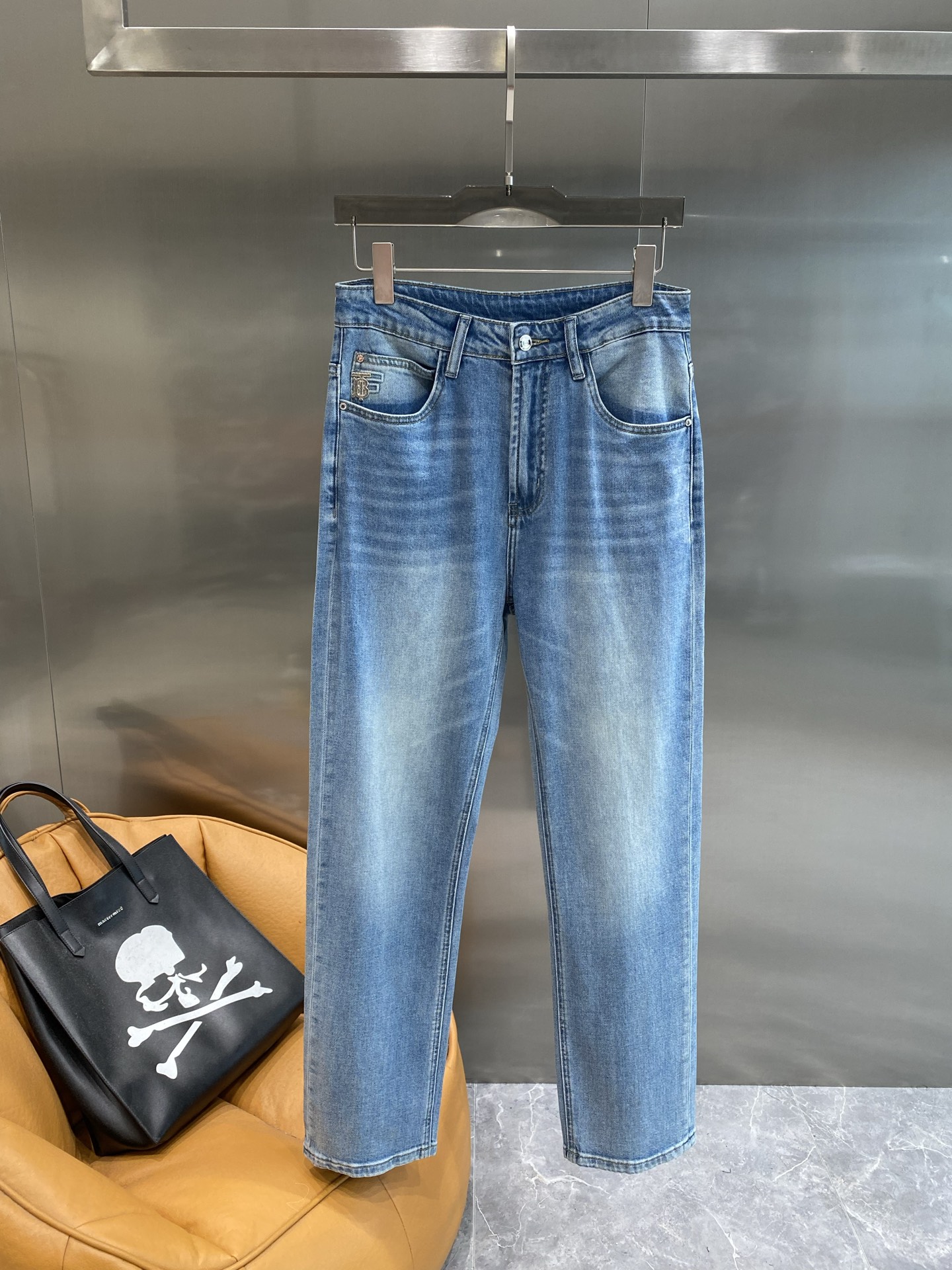 NO:514699,'Bajia' Burberry classic denim, a versatile summer fashion item. Classic blue denim fabric, natural washing and fading effect, retro and casual. The simple straight-tube style, without picking on the figure, can easily wear it neatly. The exquisite brand logo in the pocket shows quality in a low-key manner. 29-36 the next day, burberry, burberry, alexander wang19860909《巴家》 巴宝莉 经典牛仔,夏日百搭时尚单品 经典的蓝色牛仔面料,自然的水洗褪色效果,复古又随性.简约的直筒版型,不挑身材,轻松就能穿出利落感.口袋处精致的品牌标识,低调中彰显品质.29-36隔天,,burberry,burberry,alexander wang,Men's clothing