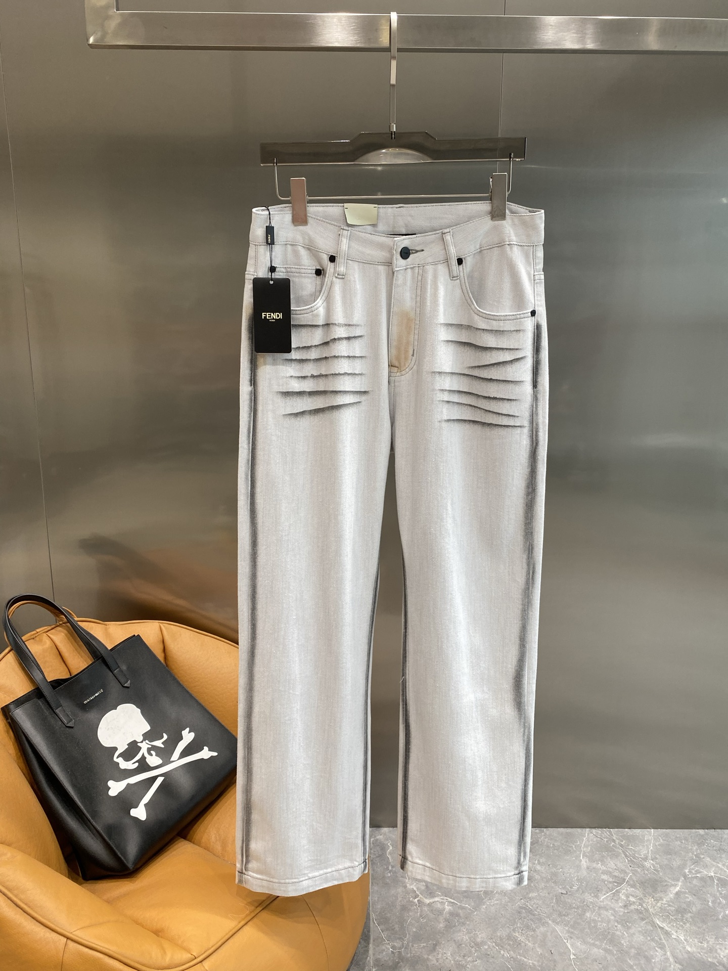 NO:514696,'Fenjia' Fendi jeans, light gray denim material, and unique washing technology make it full of texture. The wrinkled texture design of the trouser body is unique and avant-garde, and the dark lines on the sides add a bit of unruly and coolness. Every detail shows the brand's trendy attitude. 29-36 The next day, fendi, fendi, jeans, alexander wang19860909《芬家》 Fendi牛仔裤, 浅灰色牛仔材质,独特的水洗工艺让它质感满满.裤身的褶皱纹理设计,个性又前卫,侧边的深色线条更是增添了几分不羁与酷感,每一处细节都彰显着品牌的潮流态度.29-36隔天,,fendi,fendi,jeans,alexander wang,Men's clothing