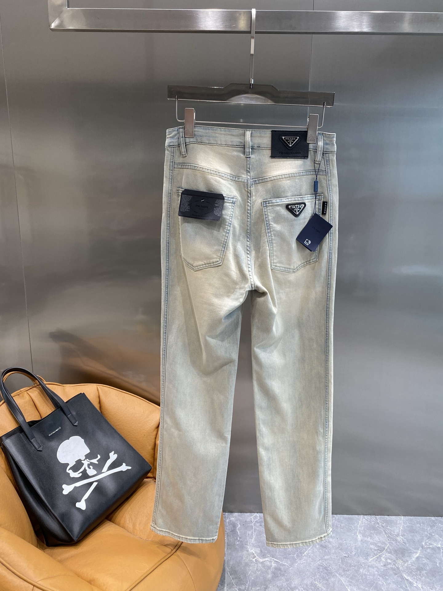 NO:514693,'Pujia' Prada jeans, a simple and high-end choice for summer light-toned denim, with a unique luster, simple and yet stylish. The iconic triangle logo and leather patch design on the back pocket show the exquisiteness and high-end of the brand in the details, instantly enhancing the overall texture. S-3XL the next day, prada, prada, jeans, alexander wang19860909《普家》 Prada牛仔裤,夏日简约高级之选 浅色调牛仔布,带着独特的光泽感,简约又不失格调.后袋上标志性的三角标和皮质贴片设计,细节之处尽显品牌的精致与高级,瞬间提升了整体质感.S-3XL隔天,,prada,prada,jeans,alexander wang,Men's clothing