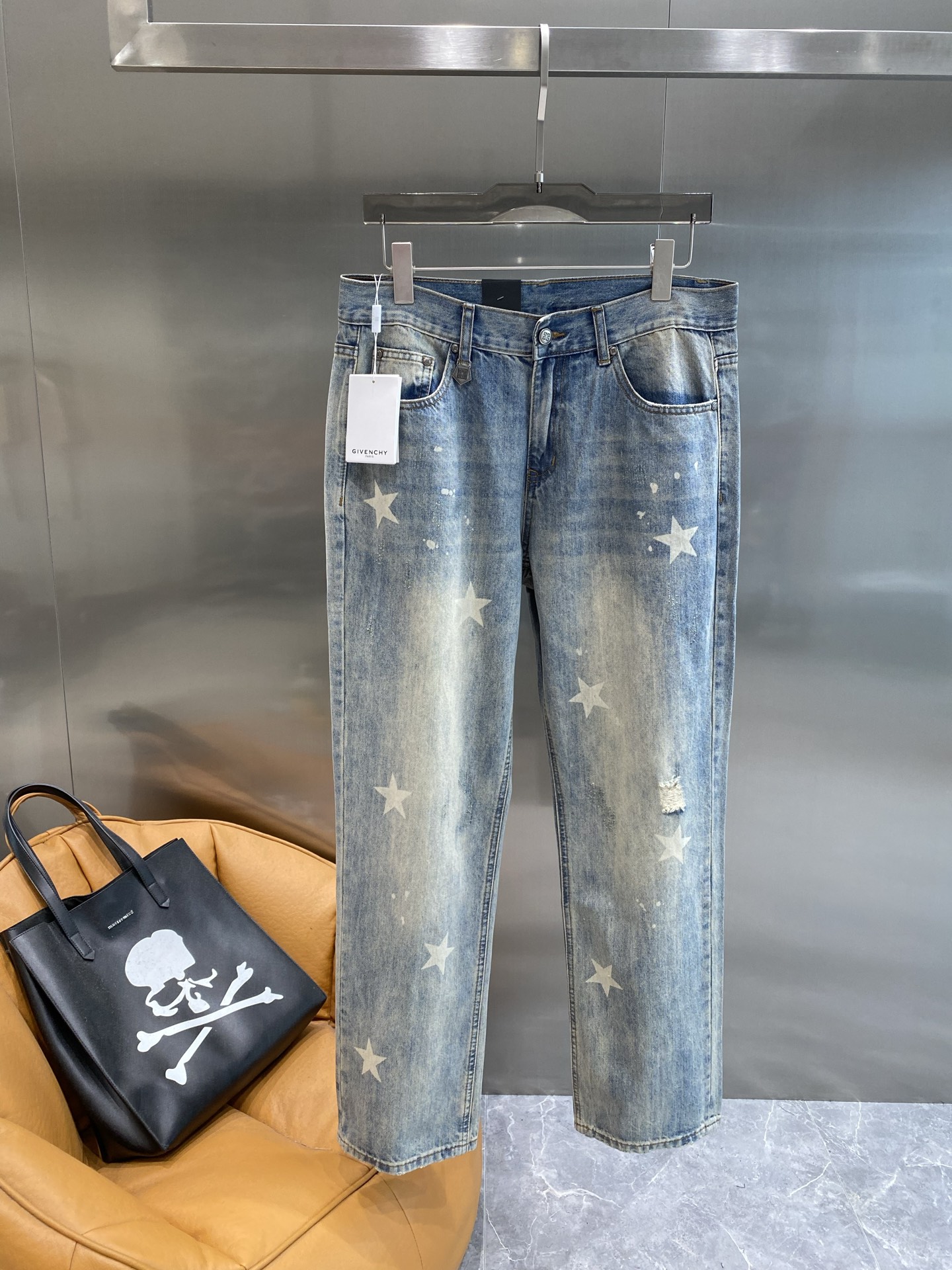 NO:514690,'Given Family' Given Chi Jeans Star Denim, romantic graffiti light blue denim on the streets in summer, with natural washing and aging effect, full of retro feel. The star patterns on it are dotted like the twinkling stars in the night sky falling on the trouser legs, and the hole design adds unruly feeling. 29-36 the next day, given jeans, alexander wang19860909《纪梵家》 纪梵希牛仔裤 星星牛仔,夏日街头的浪漫涂鸦浅蓝色牛仔布,带着自然的水洗做旧效果,复古感满满.上面星星图案点缀,像夜空中闪烁的星光洒落在裤腿,还有破洞设计增添不羁感,29-36隔天,,givenchy,jeans,alexander wang,Men's clothing