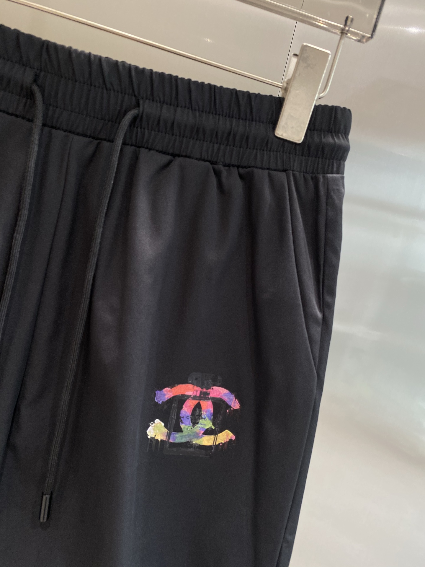 “Chanel Summer Shorts: Luxurious, Classic, and Comfortable in New Collection” - 图片 4