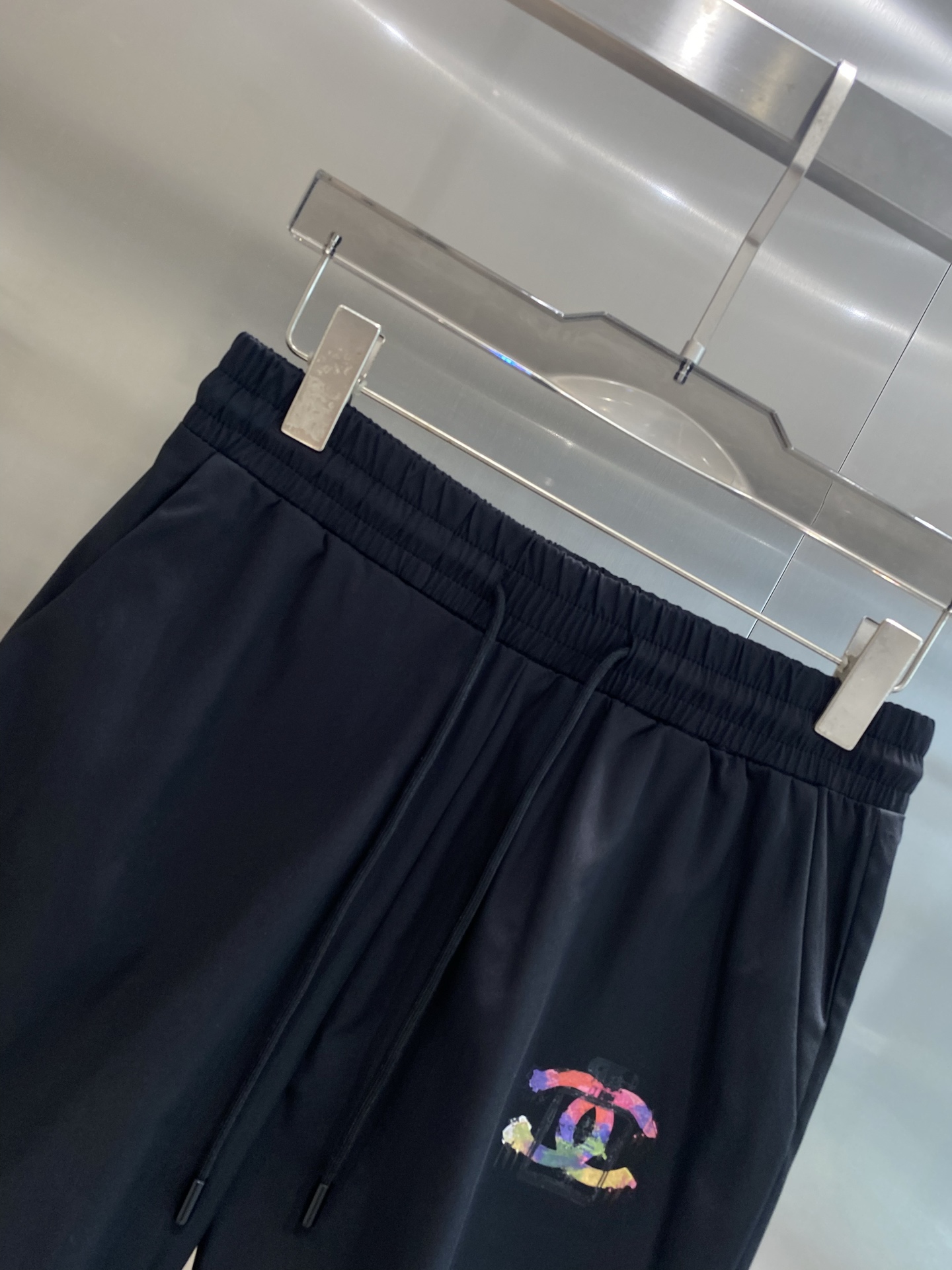 “Chanel Summer Shorts: Luxurious, Classic, and Comfortable in New Collection” - 图片 3