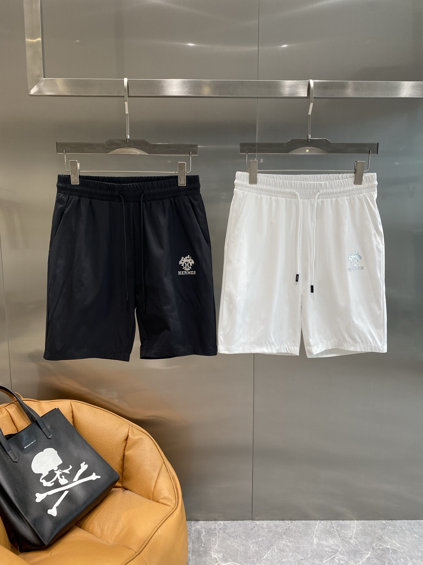 Luxurious Emma Shorts with Horse Logo, Classic and Comfortable Summer Style. - 图片 1