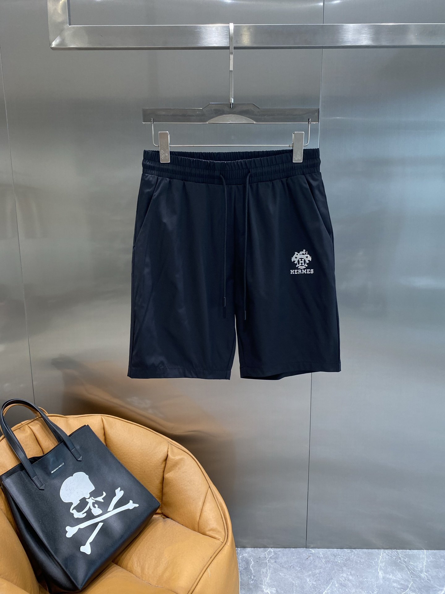 Luxurious Emma Shorts with Unique Brand Logo for Summer Comfort and Style. - 图片 2