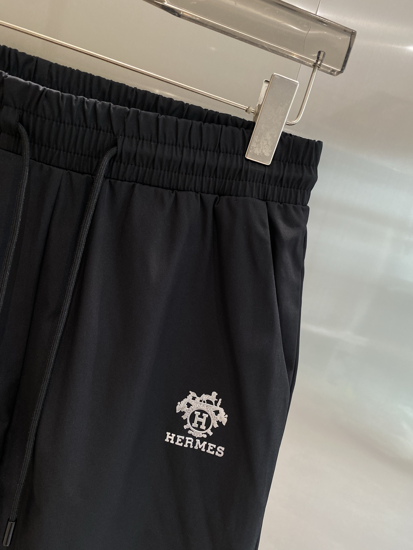 Luxurious Emma Shorts with Unique Brand Logo for Summer Comfort and Style. - 图片 4