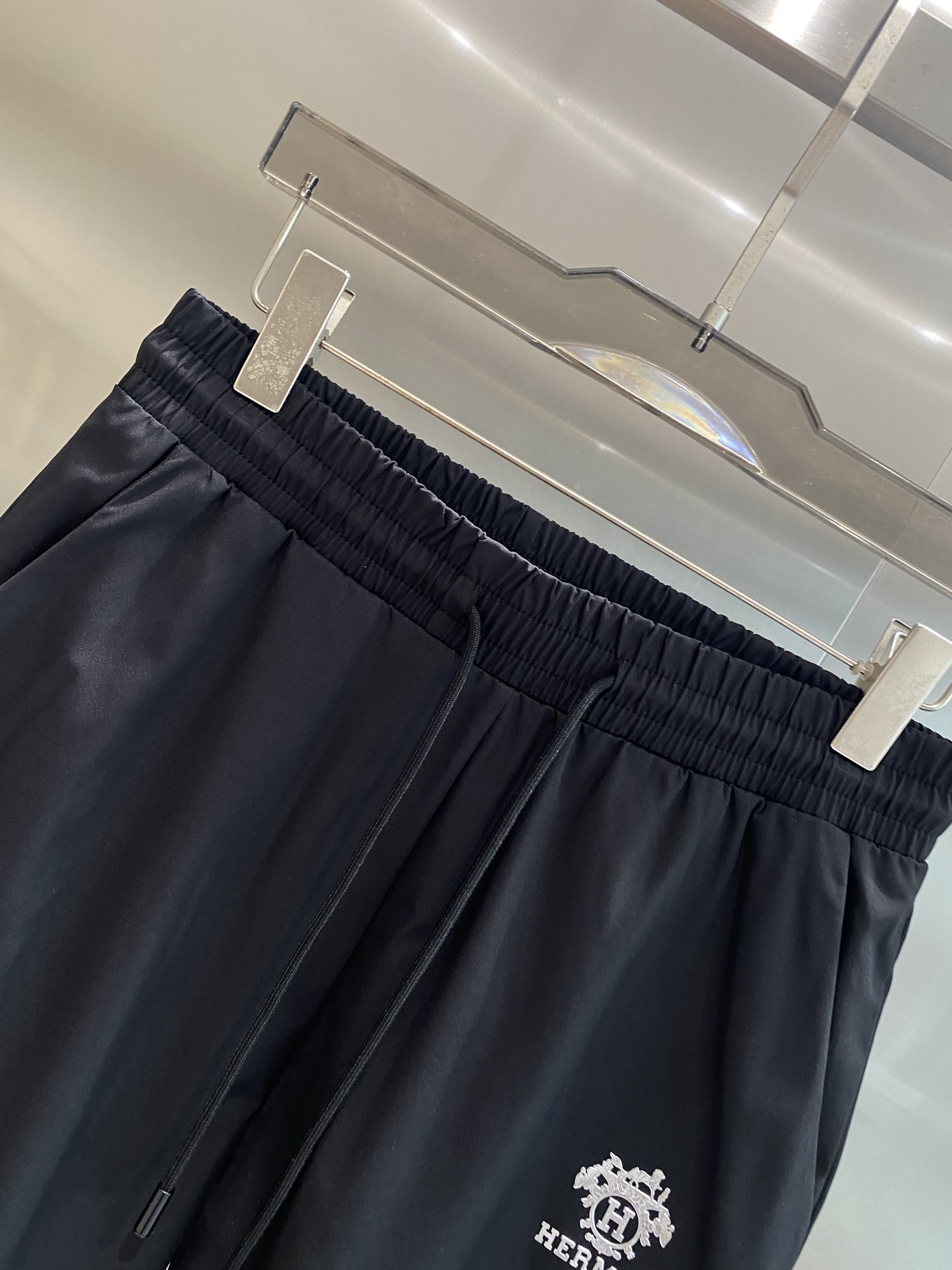 Luxurious Emma Shorts with Unique Brand Logo for Summer Comfort and Style. - 图片 3