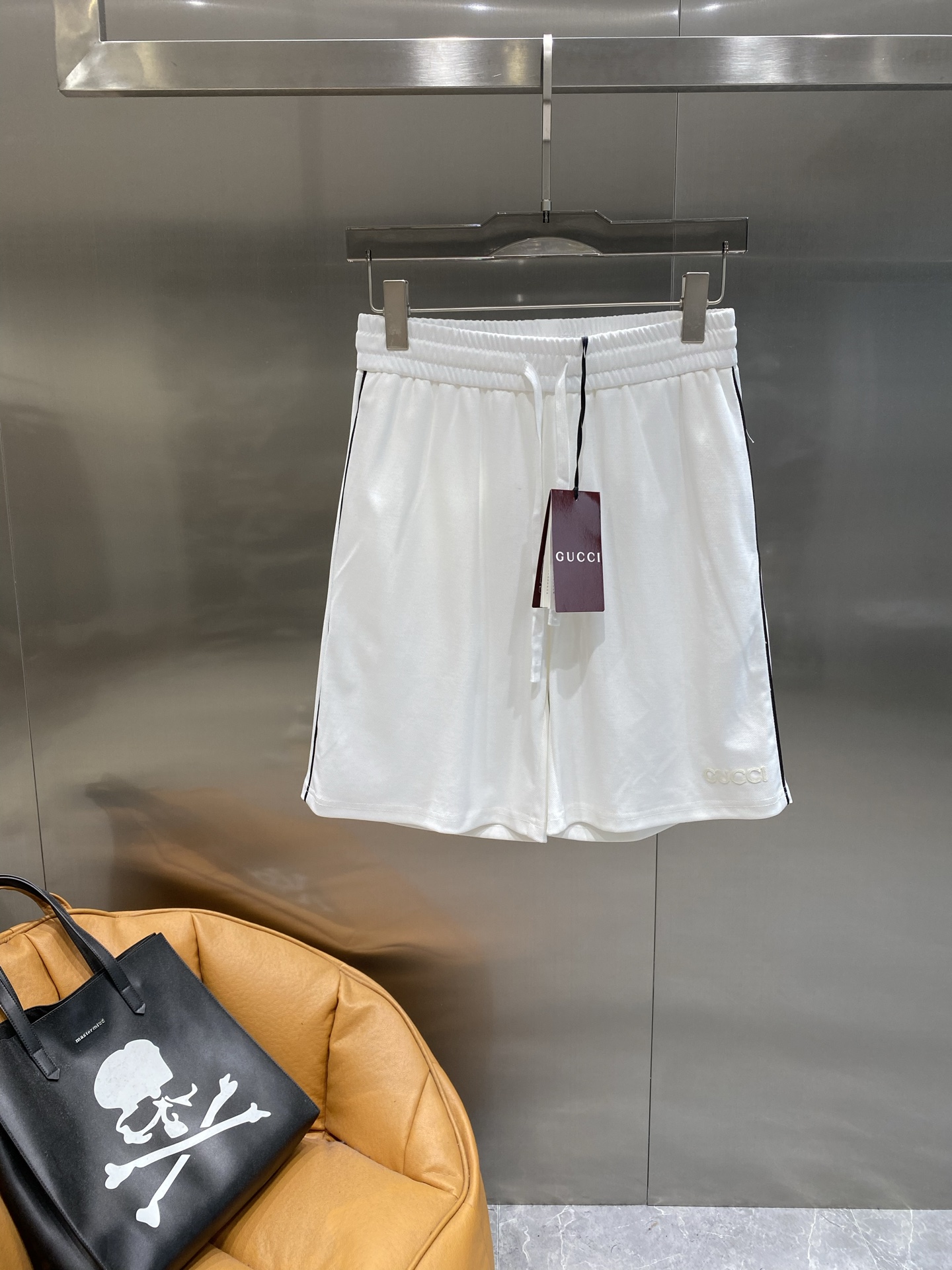 NO:508031,'Gujia' Guqi shorts, a new summer casual style. The elastic waist and drawstring design are comfortable and easy to adjust. The exquisite brand logo on one side of the trouser body shows quality and style in a low-key manner. The next day, gucci, shorts, alexander wang19860909《古家》 古奇短裤,夏日休闲新风尚 松紧腰搭配抽绳设计,穿着舒适又方便调节.裤身一侧精致的品牌标志,低调中彰显着品质与格调.M-3XL隔天,,gucci,shorts,alexander wang,Men's clothing