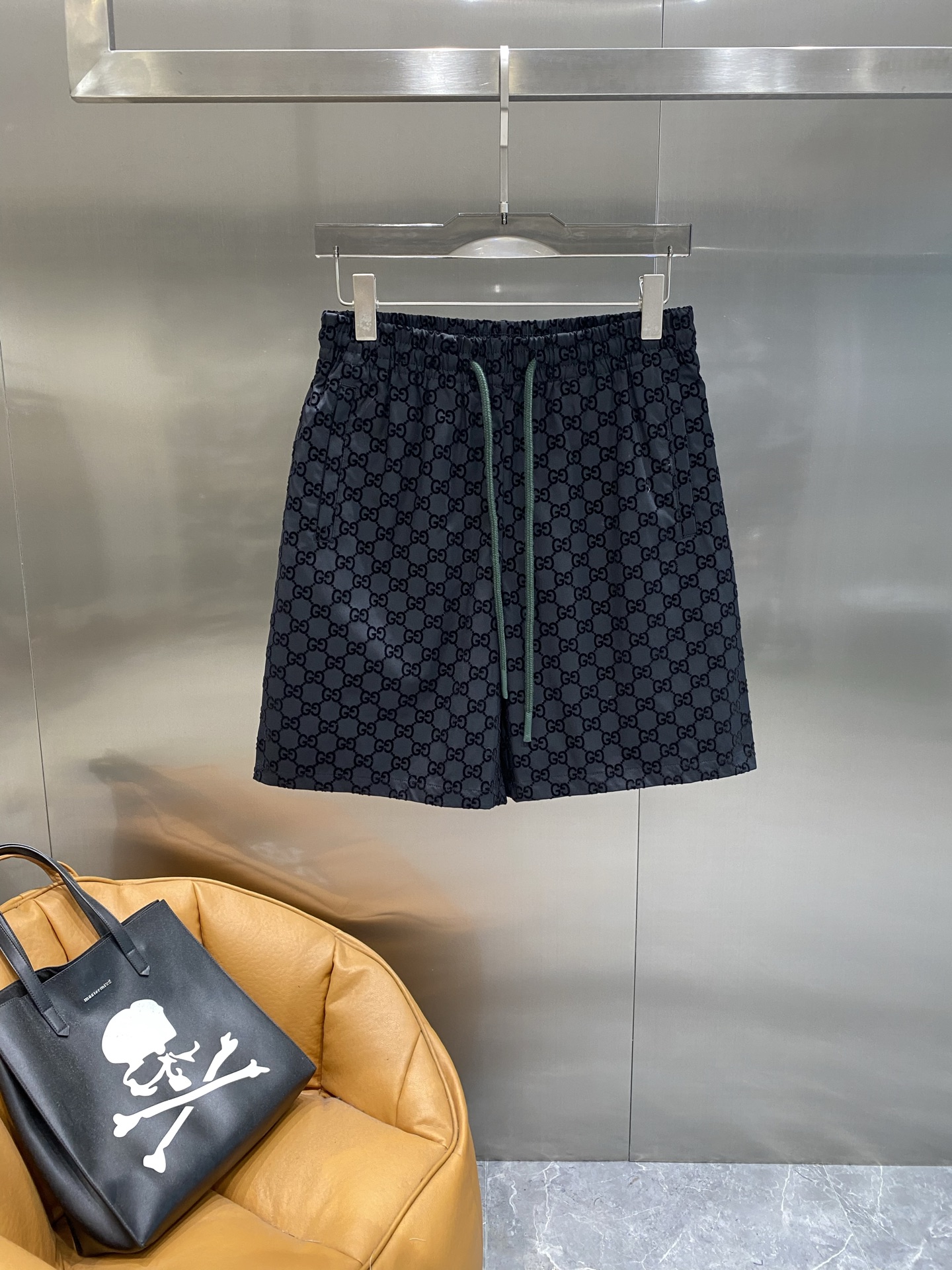 NO:448843,'Gujia' Gucci shorts, a classic black shorts in summer with luxurious casual style, covered with iconic double G patterns, full of brand recognition. The drawstring design is not only practical, but also adds a bit of casualness. The dark green drawstring and black shorts complement each other, and the details show ingenuity. The next day, gucci, gucci, shorts, alexander wang19860909《古家》 Gucci短裤,夏日的奢华休闲风经典的黑色短裤,上面布满了标志性的双G图案,满满的品牌辨识度.抽绳设计不仅实用,还增添了几分随性.深绿色的抽绳与黑色短裤相互映衬,细节之处尽显巧思.M-3XL隔天,,gucci,gucci,shorts,alexander wang,Men's clothing