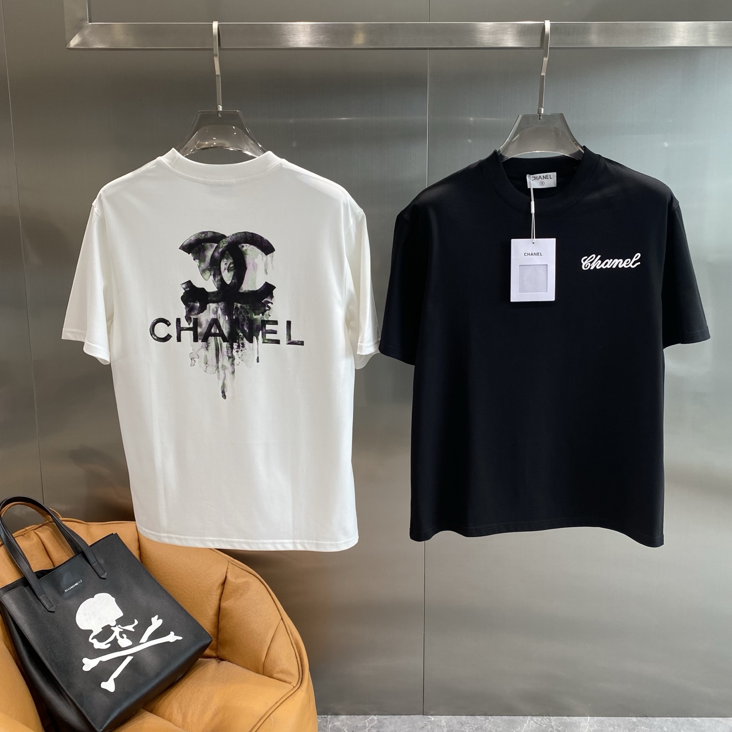 NO:413813,'Xiangjia' Chanel's short-sleeved summer rebellious luxury, simple and elegant. The unique double C logo on the back is presented in an artistic form that seems to be melted, and paired with the words 'CHANEL', the luxury of the existing brand. M-3XL the next day, chanel, chanel, T-shirt, alexander wang19860909《香家》 Chanel短袖夏日的叛逆奢华 简约大气.后背那独特的双C标志,以一种仿佛融化的艺术形式呈现,搭配上“CHANEL”字样,既有品牌的奢华感,M-3XL隔天,,chanel,chanel,T-shirt,alexander wang,Men's clothing