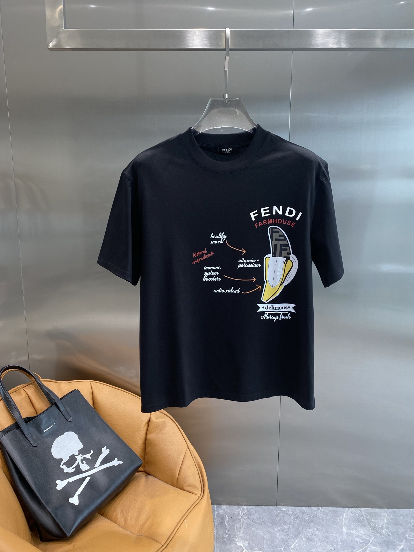 تي شيرت Fendi Farmhouse أسود برسومات مرحة للنساء، قطن 100% مريح