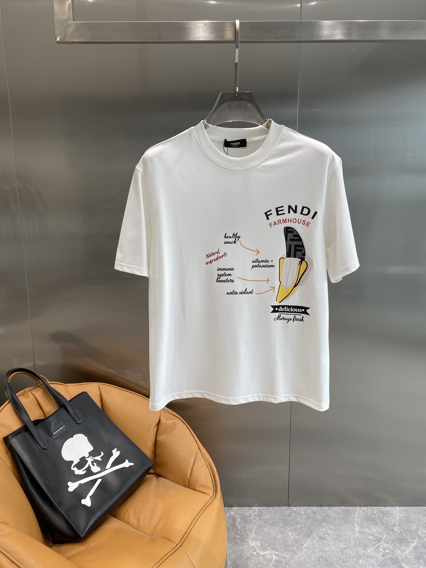Fendi T-shirt Blanc en Coton avec Motif Banane et Logo Farmhouse