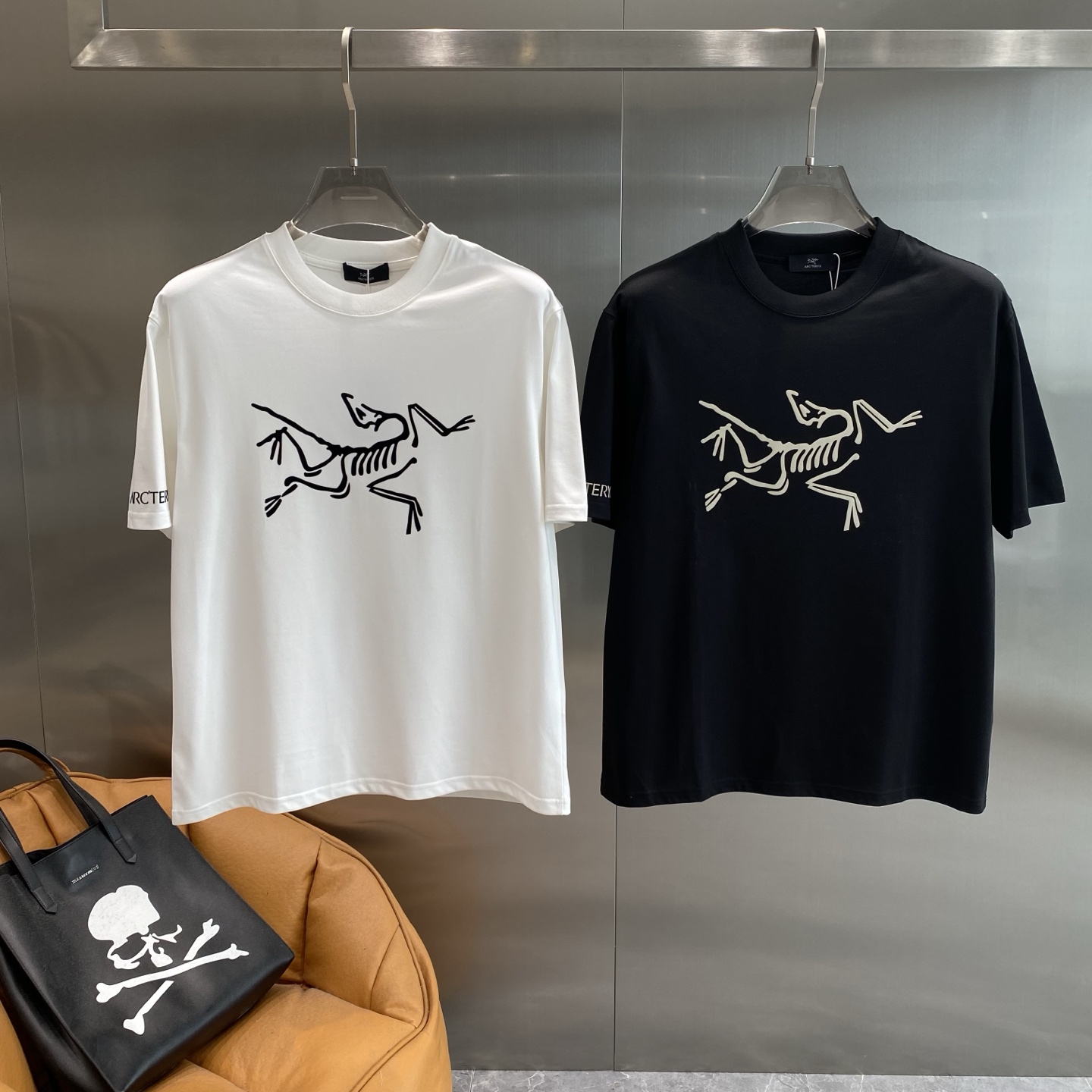 NO:413797,'Bird Family' Archaeoptera bird short-sleeved. A unique summer street cool feeling is a must-have. The white dinosaur skeleton pattern on the chest is full of design sense, unique attitude, and the details of the letters on the sides add a bit of trendy charm. M-3XL the next day, jil sanderarc'teryx, T-shirt, alexander wang19860909《鸟家》 始祖鸟短袖 个性夏日街头酷感必备满满的神秘酷感.胸前白色的恐龙骨架图案,设计感十足,独特的态度,侧边的字母细节更是增添了几分潮流韵味.M-3XL隔天,,jil sanderarc'teryx,T-shirt,alexander wang,Men's clothing