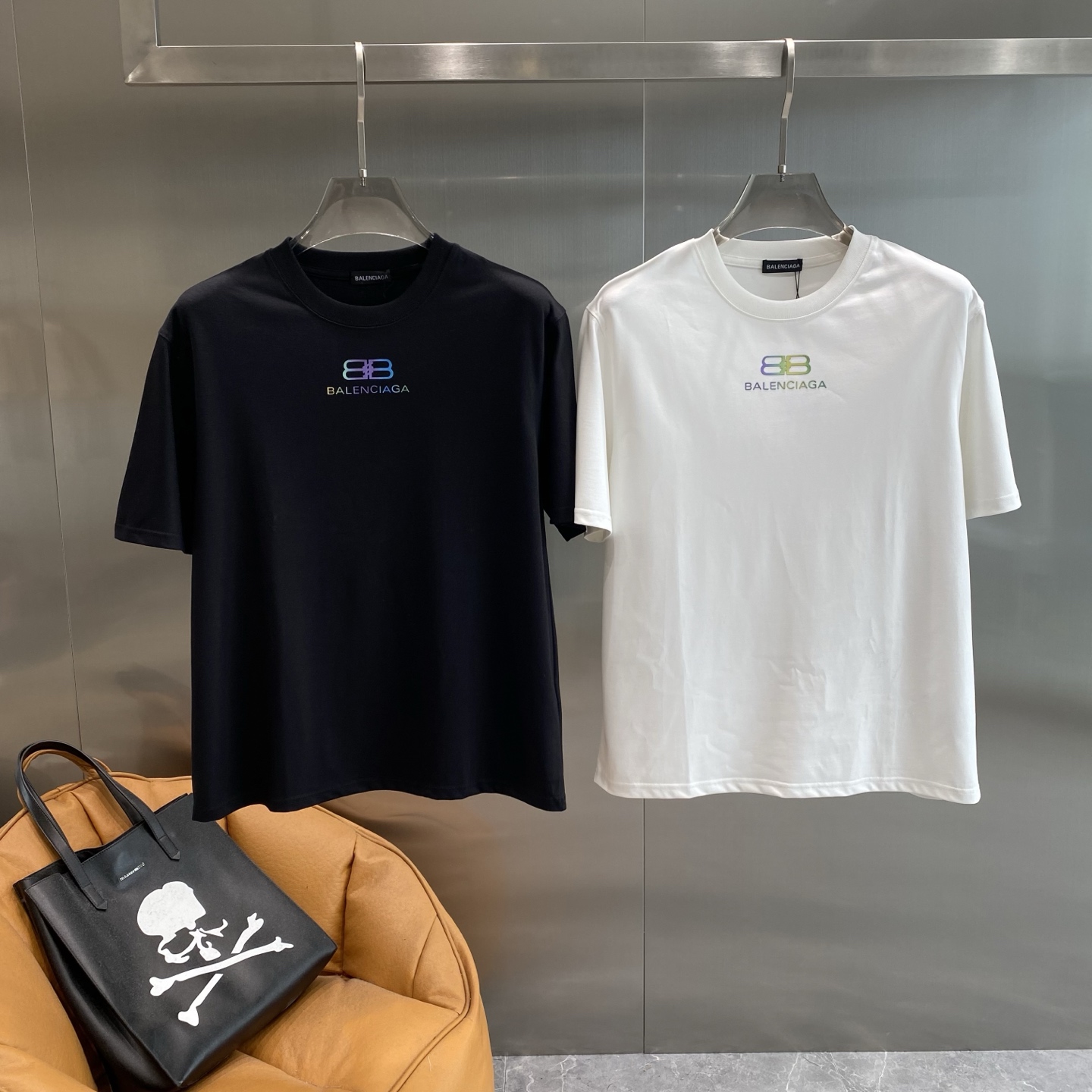 NO:413737,'Paris Home' Balenciaga Short Sleeve, Low-key Luxury in Summer, Simple and Atmospheric, The exquisite 'BB' logo on the chest is matched with the brand name, and uses a dazzling color design to show luxury in the low-key. M-3XL the next day,,balenciaga,balenciaga,T-shirt,alexander wang19860909《巴黎家》 Balenciaga短袖 夏日的低调奢华 简约大气,胸前那精致的“BB”标志搭配品牌名称,采用了亮眼的彩色设计,在低调中彰显奢华,M-3XL隔天,,balenciaga,balenciaga,T-shirt,alexander wang,Men's clothing