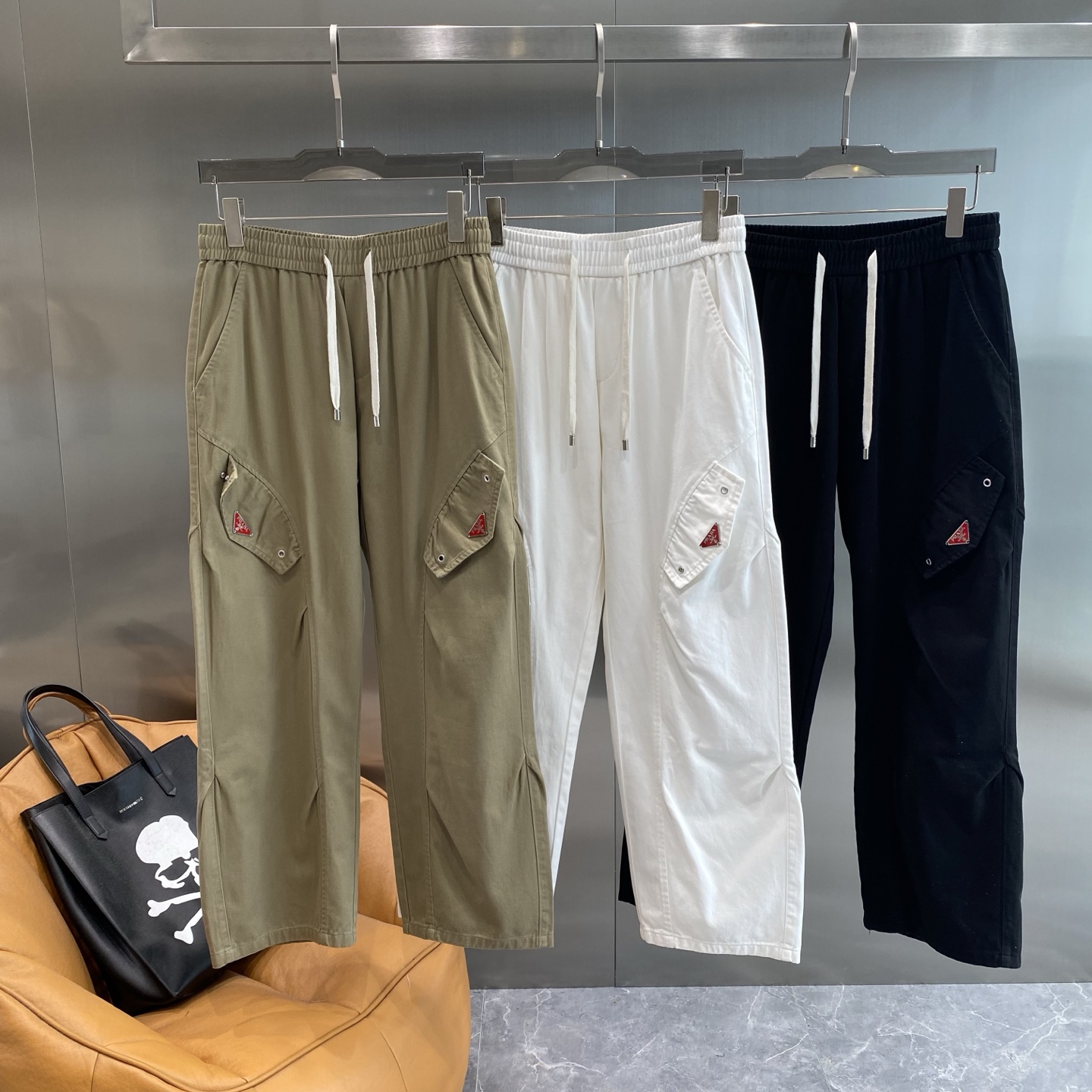 NO:413762,'Pujia' Prada work pants, cool and versatile summer pants. Classic black, simple and atmospheric. The elastic waist is paired with white drawstrings, which is convenient for adjustment and fashionable. The large pockets on both sides are super practical, with red triangle embellishments, full of personality and full of workwear style. M-2XL the next day, prada, prada, alexander wang19860909《普家》 普拉达工装裤,夏日酷帅百搭神裤 经典的黑色,简约又大气.松紧腰搭配白色抽绳,方便调节又时尚.两侧的大口袋设计超实用,还带有红色三角标点缀,个性十足,满满的工装风.M-2XL隔天,,prada,prada,alexander wang,Men's clothing