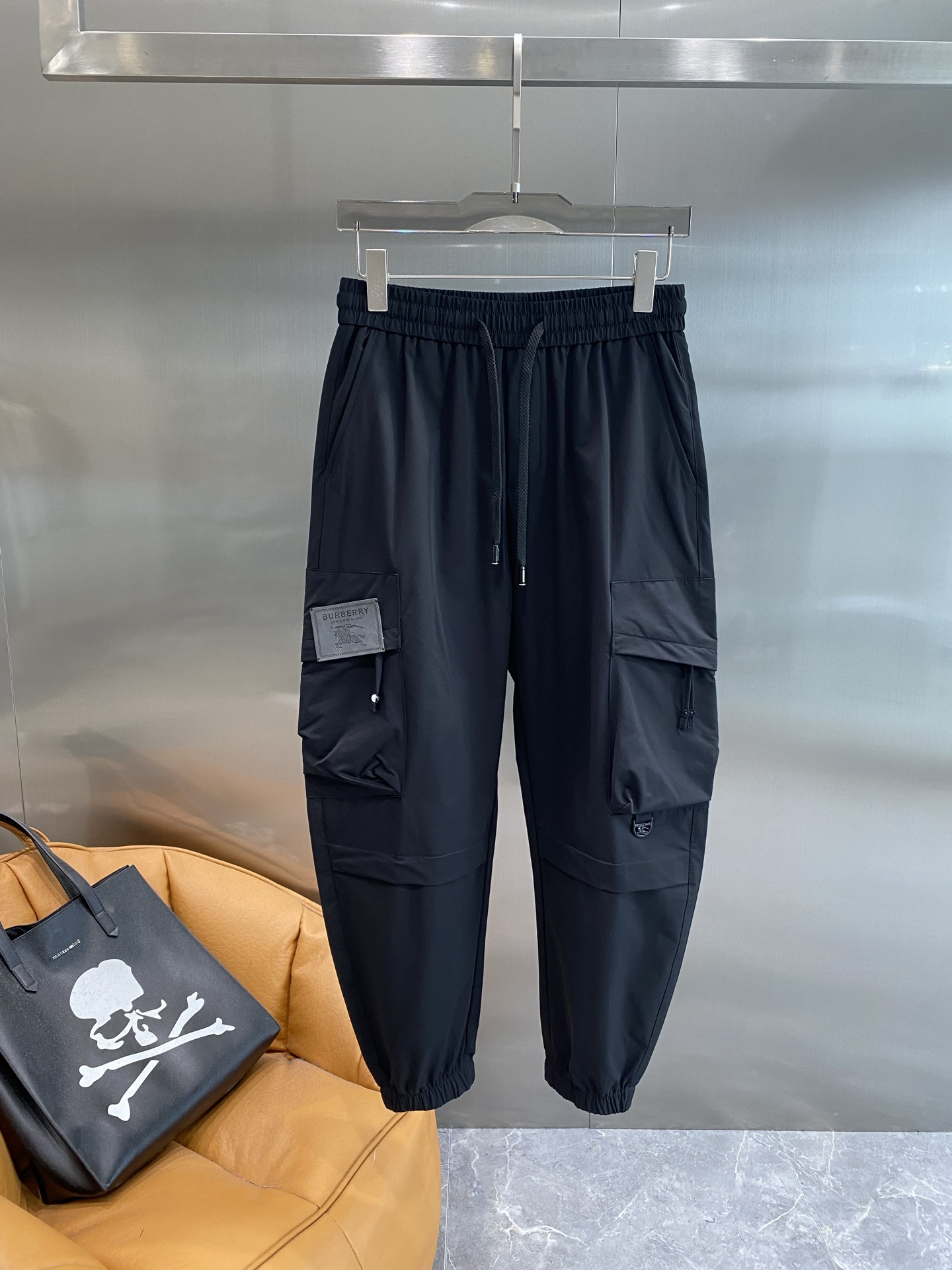 NO:413756,'Babao Family' Burberry work pants Military green is really textured and full of outdoor style. The elastic waist is paired with white drawstrings, and the multiple pockets on the pants are practical and add a sense of design. The small logo on the pocket is full of details. The foot binding design is neat and stylish, and it does not pick on the figure. The fabric feels comfortable, 29-36 the next day, burberry, alexander wang19860909《巴宝家》 巴宝莉工装裤 军绿色真的很有质感,满满的户外风.松紧腰搭配白色抽绳,裤子上的多个口袋,实用又增添了设计感,口袋上的小标识细节满满.束脚设计利落有型,不挑身材.面料手感舒适,29-36隔天,,burberry,alexander wang,Men's clothing