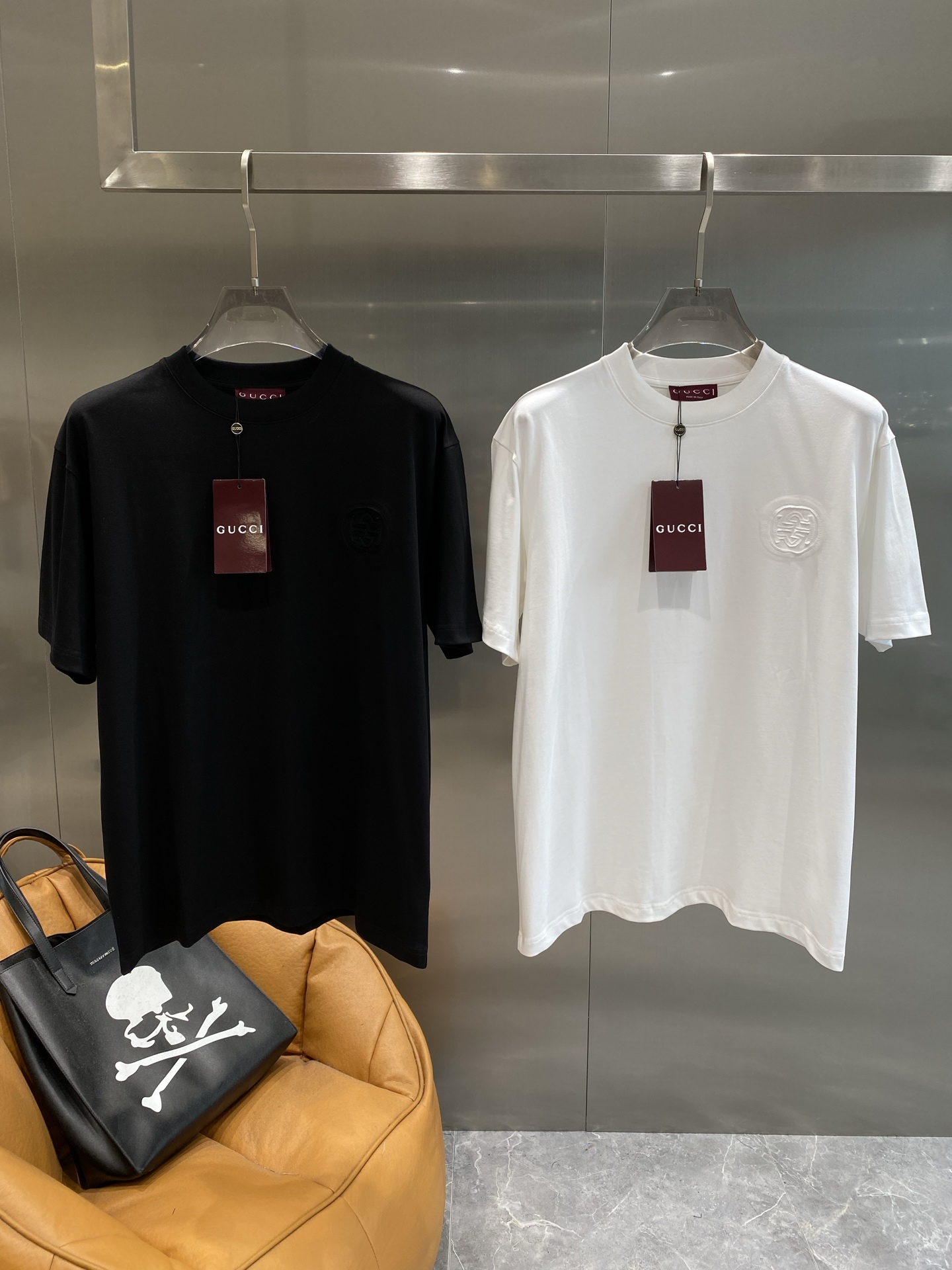 NO:413731,'Gujia' Gucci short-sleeved summer classic luxury simple and atmospheric. The big 'GUCCI' behind it adopts a unique three-dimensional design with a full texture. The classic brand elements highlight luxury and style. S-XXL the next day, gucci, gucci, T-shirt, alexander wang19860909《古家》 Gucci短袖 夏日的经典奢华 简约又大气,背后大大的“GUCCI”字样,采用独特的立体设计,质感十足,经典的品牌元素彰显着奢华与格调.S-XXL隔天,,gucci,gucci,T-shirt,alexander wang,Men's clothing