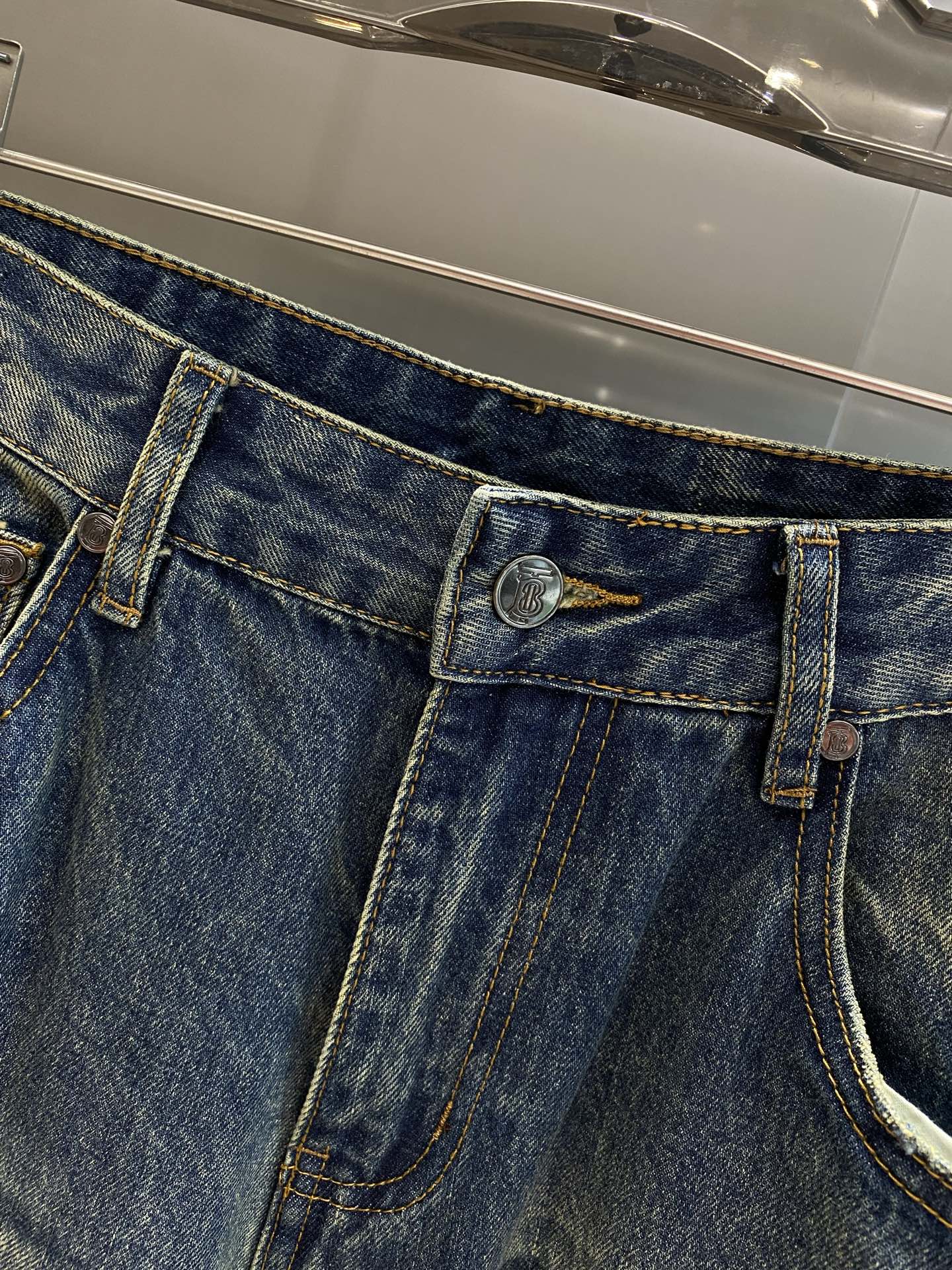 《𝙉𝙚𝙬🤍🖤巴家》
巴宝莉复古牛仔神裤，夏日时尚必备
经典的牛仔蓝，做旧的水洗效果，满满都是复古韵味。直