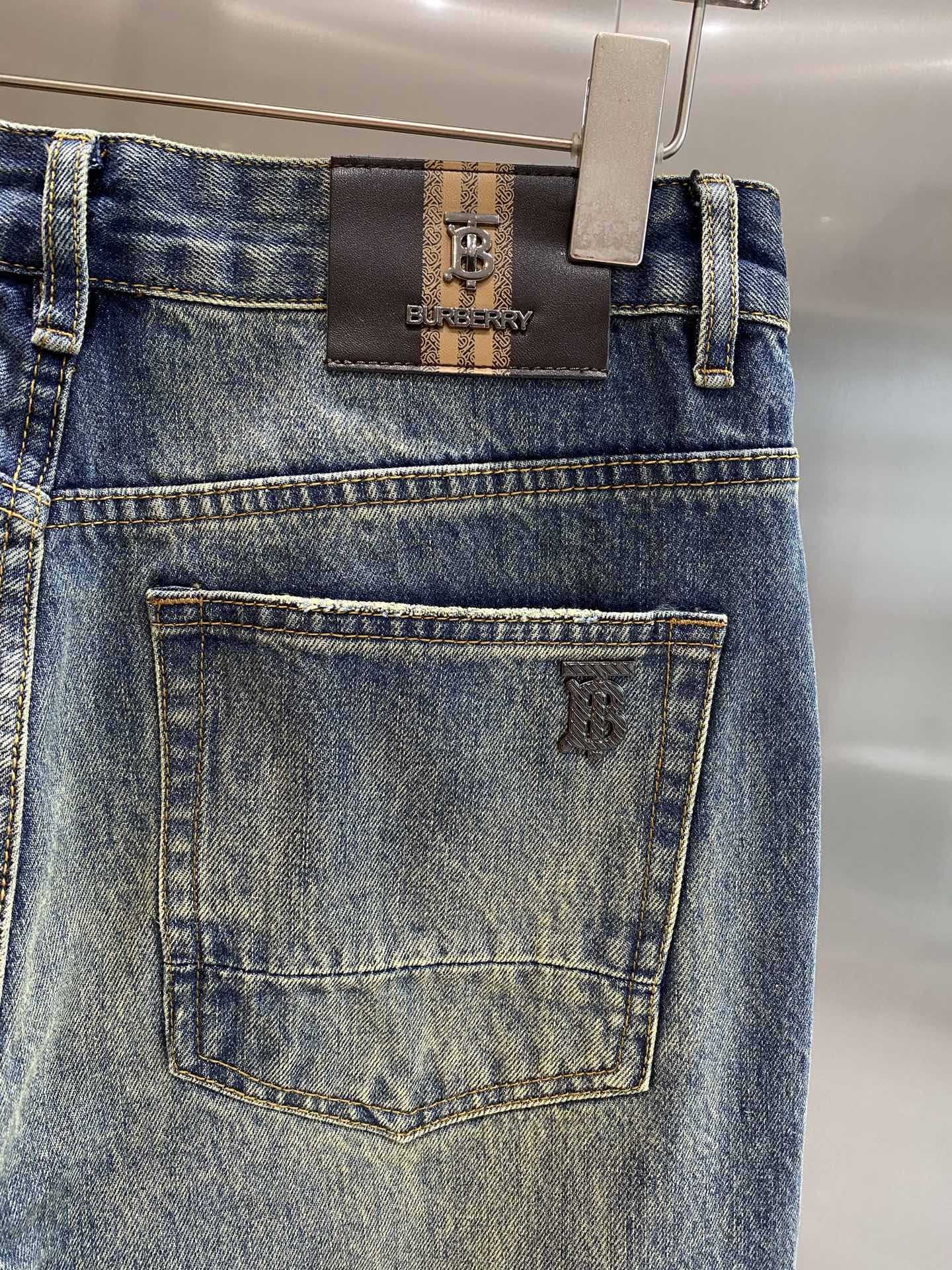 《𝙉𝙚𝙬🤍🖤巴家》
巴宝莉复古牛仔神裤，夏日时尚必备
经典的牛仔蓝，做旧的水洗效果，满满都是复古韵味。直