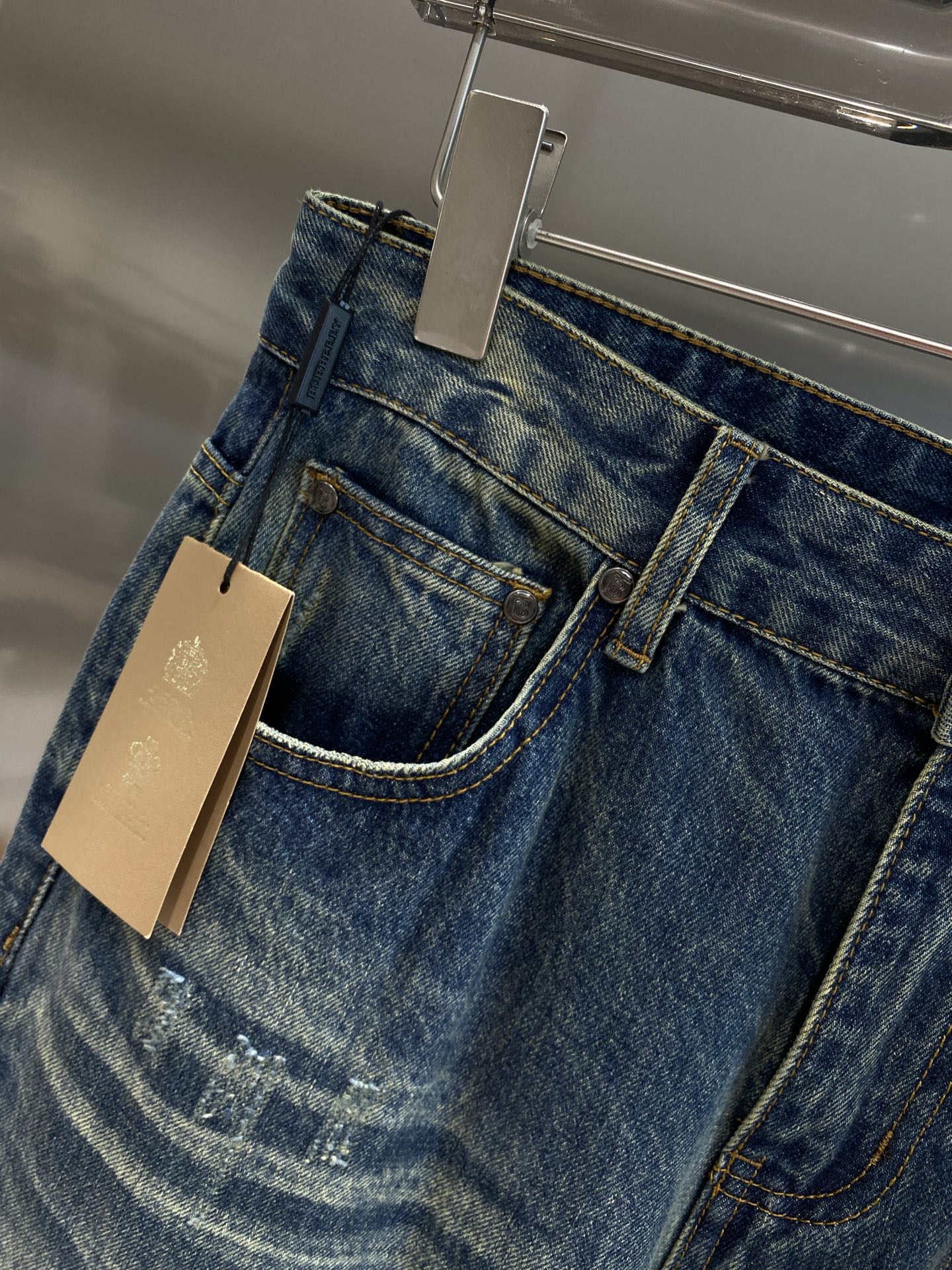 《𝙉𝙚𝙬🤍🖤巴家》
巴宝莉复古牛仔神裤，夏日时尚必备
经典的牛仔蓝，做旧的水洗效果，满满都是复古韵味。直