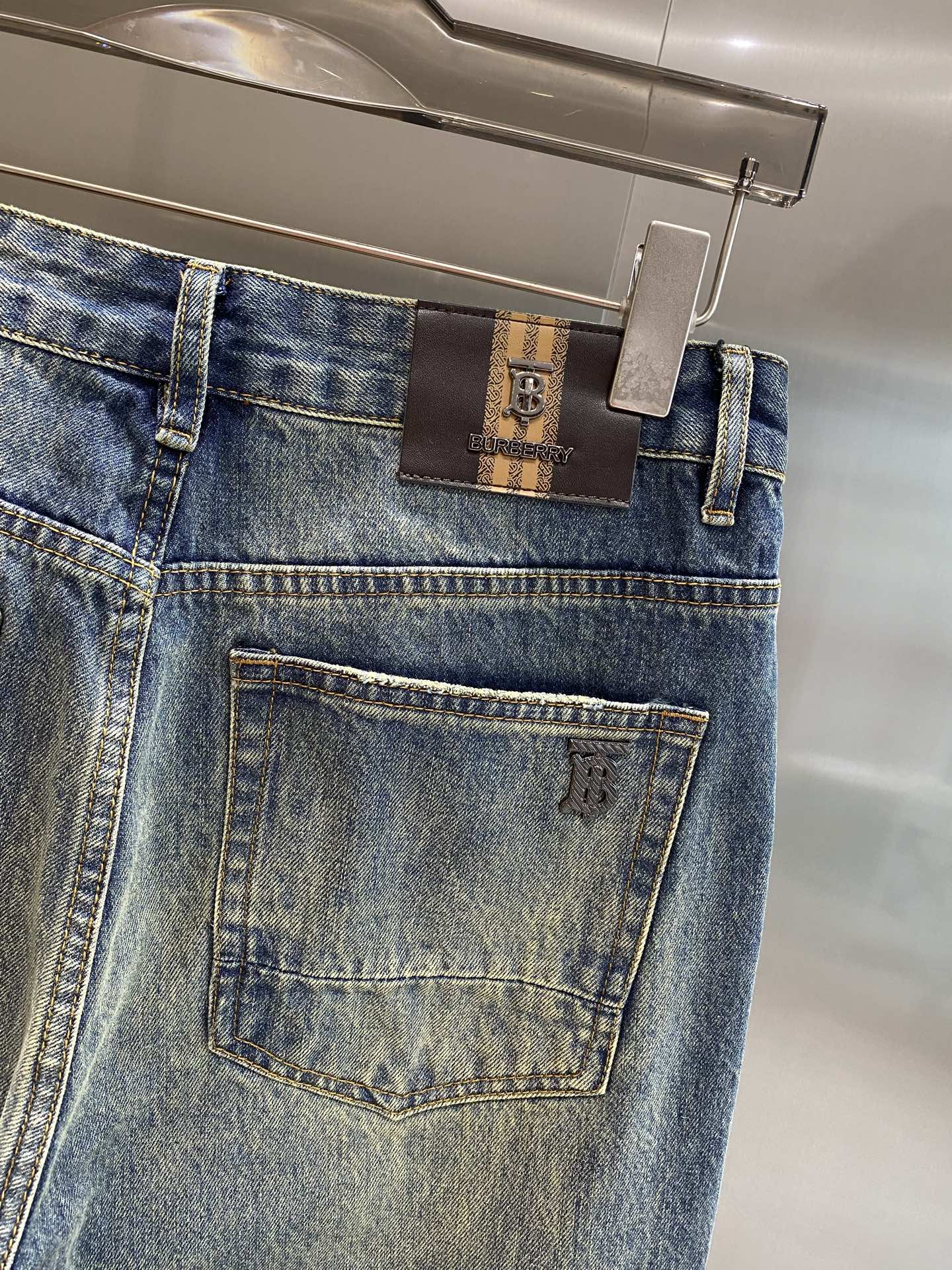 《𝙉𝙚𝙬🤍🖤巴家》
巴宝莉复古牛仔神裤，夏日时尚必备
经典的牛仔蓝，做旧的水洗效果，满满都是复古韵味。直