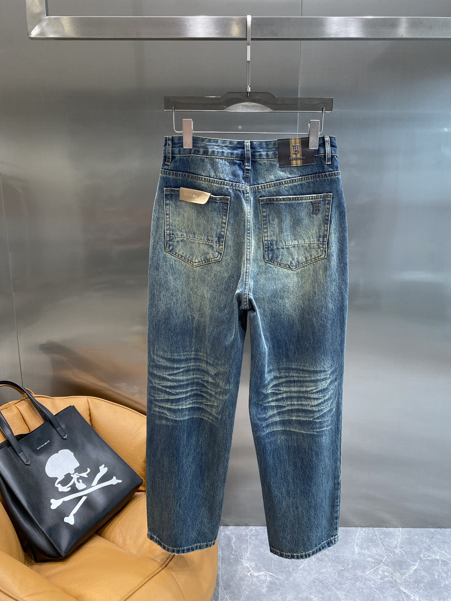 《𝙉𝙚𝙬🤍🖤巴家》
巴宝莉复古牛仔神裤，夏日时尚必备
经典的牛仔蓝，做旧的水洗效果，满满都是复古韵味。直