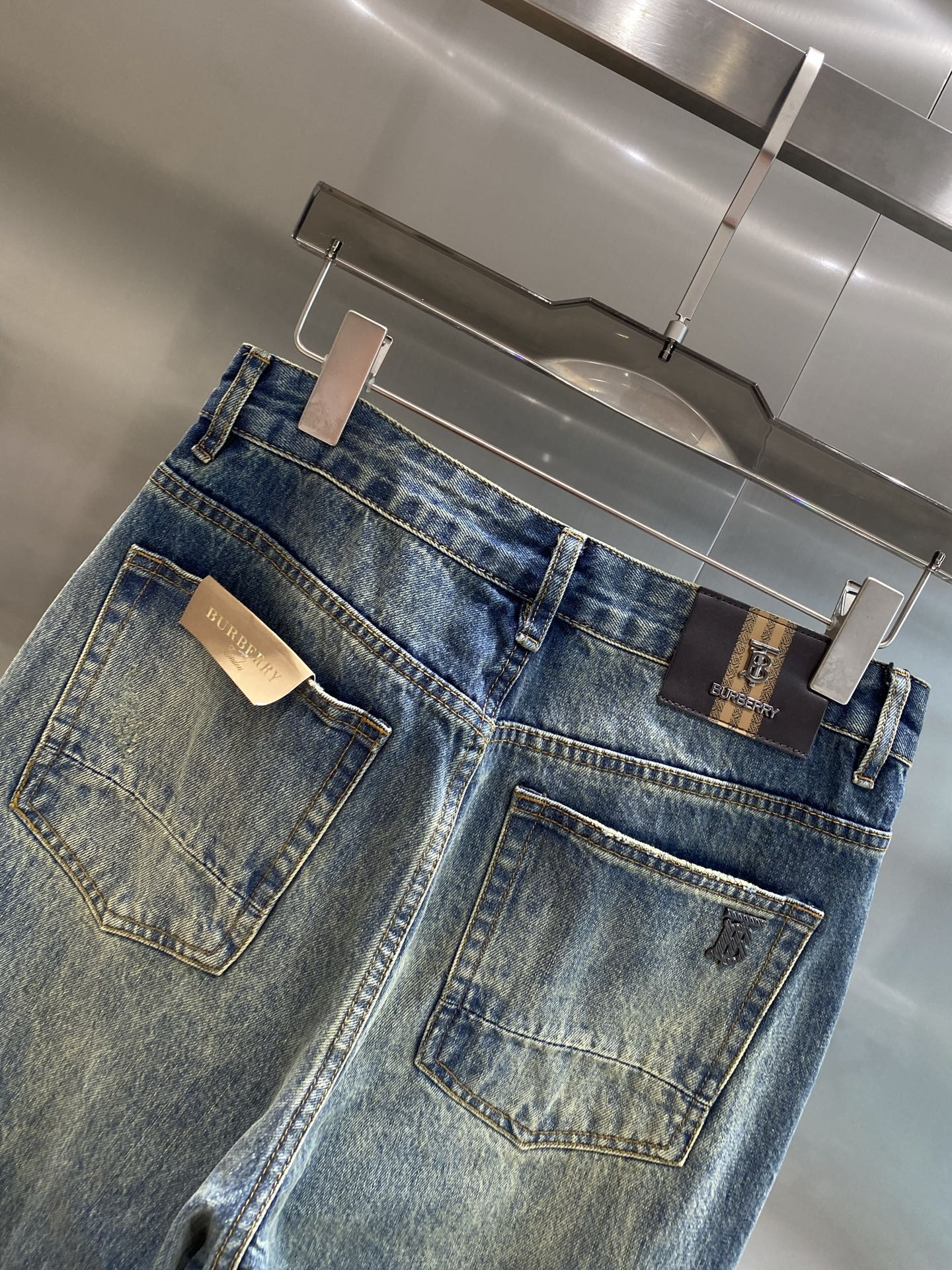 《𝙉𝙚𝙬🤍🖤巴家》
巴宝莉复古牛仔神裤，夏日时尚必备
经典的牛仔蓝，做旧的水洗效果，满满都是复古韵味。直