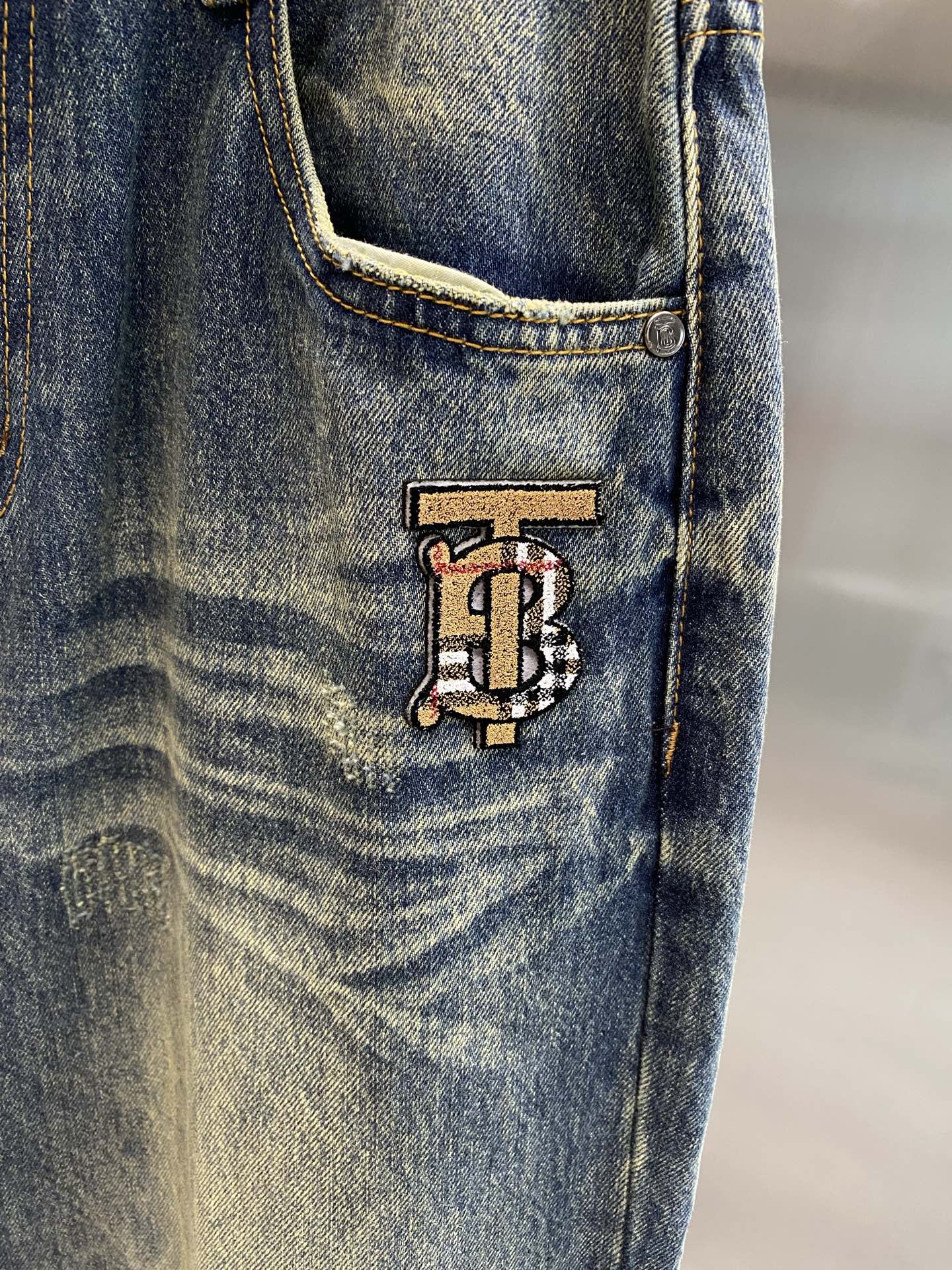 《𝙉𝙚𝙬🤍🖤巴家》
巴宝莉复古牛仔神裤，夏日时尚必备
经典的牛仔蓝，做旧的水洗效果，满满都是复古韵味。直