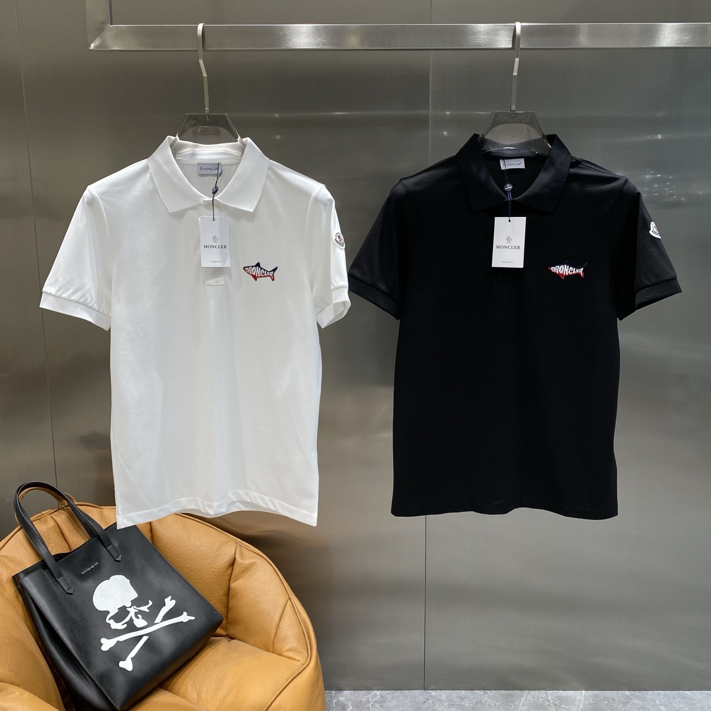 NO:413782,'Mengjia' Polo shirt, elegant and sporty style in summer, classic and elegant, lapel design adds a bit of formality. The brand's iconic pattern on the left chest is brightly colored, exquisite and unique, highlighting the brand's style. The next day, Moncler, alexander wang19860909《蒙家》 蒙口 Polo衫,夏日的优雅运动风 经典又不失优雅,翻领设计增添了几分正式感.左胸处品牌标志性的图案,色彩鲜明,精致又独特,彰显品牌格调.M-3XL隔天,,Moncler,alexander wang,Men's clothing