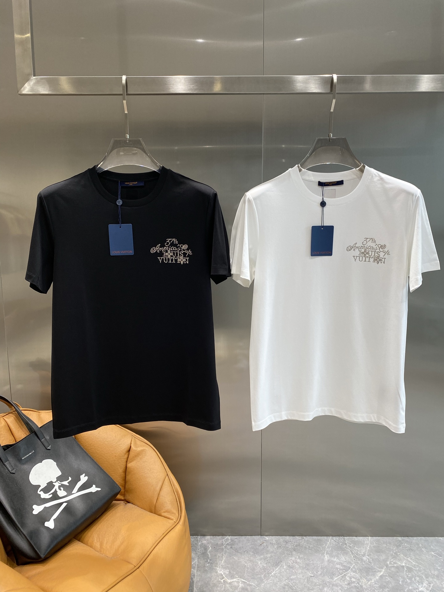 NO:413776,'Donkey Family' LV short-sleeved summer low-key luxury style, simple but not lacking in atmosphere, exquisite and low-key on the left chest highlights luxury and brand heritage, and details show a sense of high-end. The next day, louis vuitton, louis vuitton, louis vuitton, T-shirt, alexander wang19860909《驴家》 LV短袖夏日低调奢华格调 简约而不失大气,左胸处精致的低调地彰显着奢华与品牌底蕴,细节之处尽显高级感.M-3XL隔天,,louis vuitton,louis vuitton,louis vuitton,T-shirt,alexander wang,Men's clothing