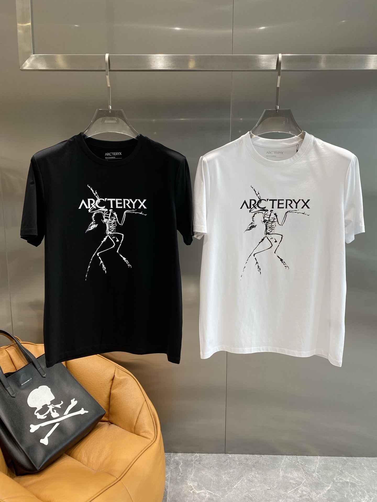 NO:413770,'Bird Family' Archaeoptera bird's short-sleeved summer cool and sporty style, the white brand logo on its chest is combined with the unique skeleton pattern, personality and trendy, full of sporty and fashionable. M-3XL the next day, jil sanderarc'teryx, T-shirt, alexander wang19860909《鸟家》 始祖鸟短袖夏日酷帅运动风,胸前白色的品牌标识与独特的骨架图案相结合,个性又潮流,运动时尚感拉满.M-3XL隔天,,jil sanderarc'teryx,T-shirt,alexander wang,Men's clothing