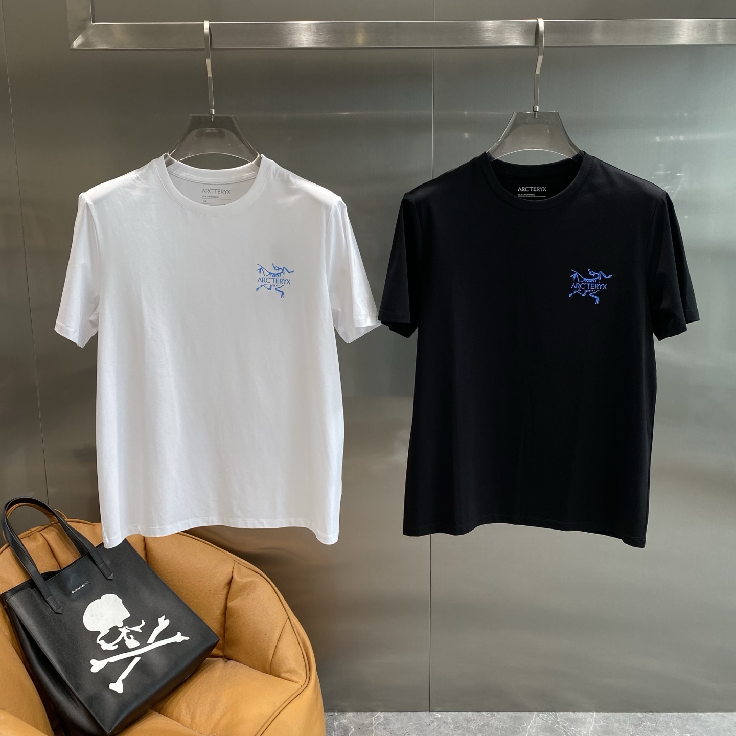 NO:413764,'Bird Home' Archaeoptera Bird White T, fresh and sporty style in summer, clean and refreshing, the blue brand logo and pattern design on the back are unique, full of vitality, M-3XL the next day, jil sanderarc'teryx, alexander wang19860909《鸟家》 始祖鸟白T,夏日清新运动风 干净清爽,后背蓝色的品牌标志和图案设计独特,充满活力的感觉,M-3XL隔天,,jil sanderarc'teryx,alexander wang,Men's clothing