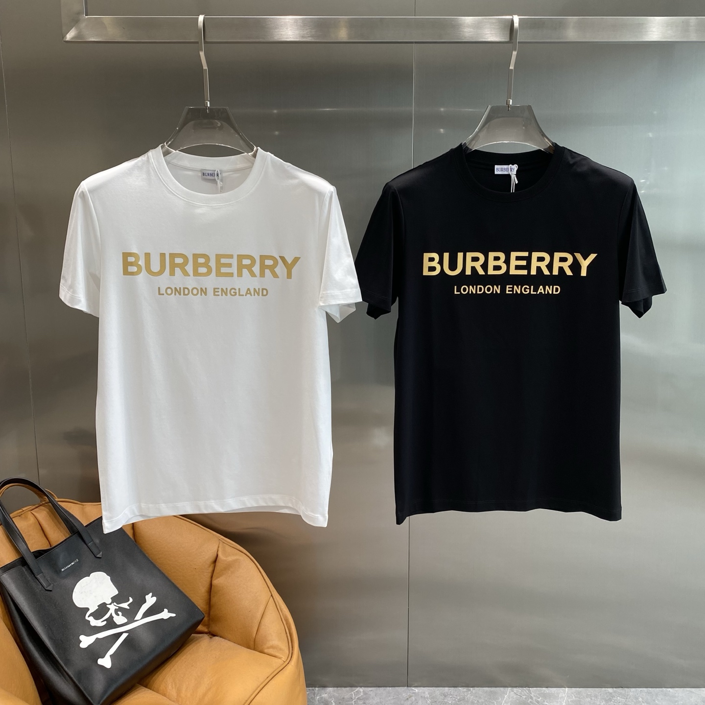 NO:413837,'Ba Jia' Burberry short-sleeved summer British style T-shirt is simple and elegant, with the golden words 'BURBERRY' on the chest and 'LONDON ENGLAND', showing the British style, luxurious and classic. M-3XL the next day, burberry, burberry, T-shirt, tees, t-shirt, alexander wang19860909《巴家》 Burberry短袖 夏日英伦风尚 T恤简约大气,胸前金色的“BURBERRY”字样搭配“LONDON ENGLAND”,尽显英伦风范,奢华又不失经典.M-3XL隔天,,burberry,burberry,T-shirt,tees，t-shirt,alexander wang,Men's clothing