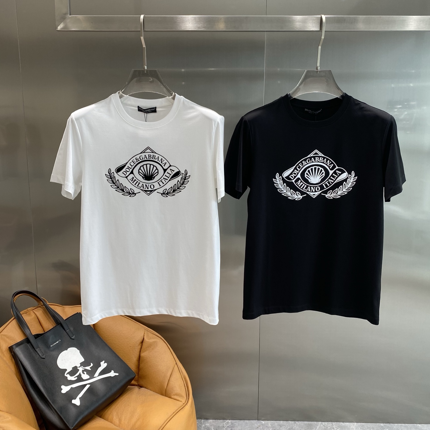 NO:413758,'DG Home' Dolce & Gabbana short-sleeved Italian style in summer classic and versatile, exquisite brand badge pattern on the chest, blending elements such as shells and bay leaves, and the words 'Milano Italia', full of Italian style M-3XL the next day, Dolce & Gabbana, gucci, T-shirt, alexander wang19860909《DG家》 杜嘉班纳短袖 夏日的意式风尚 经典百搭,胸前精致的品牌徽章图案,融合了贝壳、月桂叶等元素,还有“Milano Italia”字样,满满都是意式风情M-3XL隔天,,Dolce&Gabbana,gucci,T-shirt,alexander wang,Men's clothing