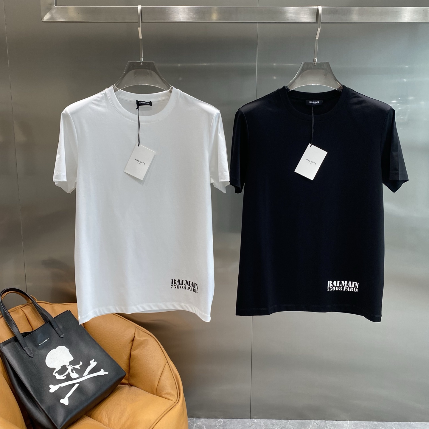 NO:413752,'Balmain Family' Balmain Short Sleeve, a low-key and luxurious choice for summer. The T-shirt is simple and elegant, and the exquisite brand logo at the corners of the clothes shows luxury and quality in a low-key manner. There is no too much complicated design, but it has a sense of high-end. The next day, balmain, balmain, T-shirt, tees, t-shirt, alexander wang19860909《巴尔曼家》 Balmain短袖 夏日低调奢华之选 T恤简约大气,衣角处精致的品牌标识,低调地彰显着奢华与品质.没有过多繁杂的设计,却自带高级感.M-3XL隔天,,balmain,balmain,T-shirt,tees，t-shirt,alexander wang,Men's clothing