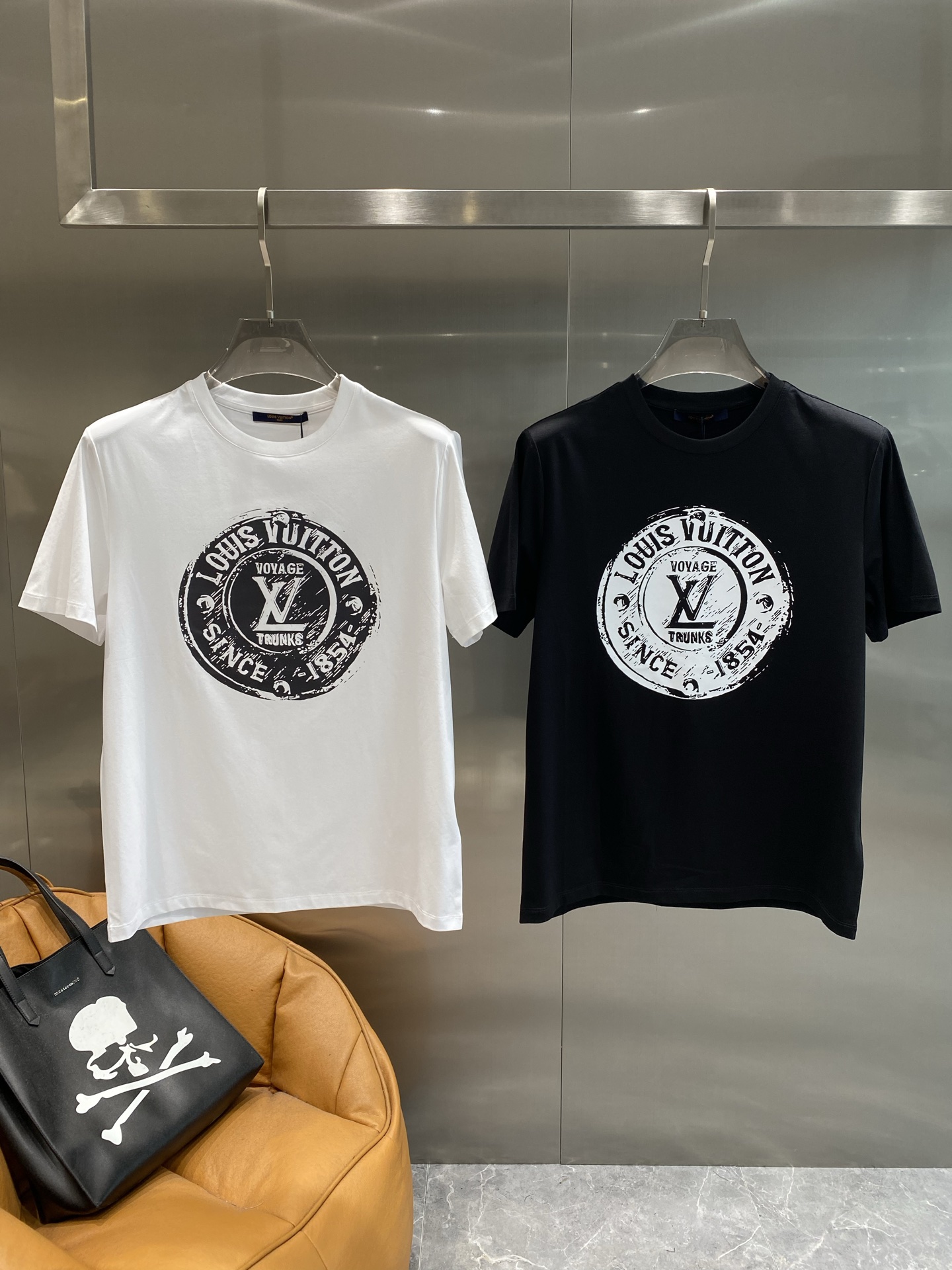 NO:413747,'Donkey Family' LV black T, summer retro fashion T-shirts are classic and versatile, the round brand logo design on the chest is unique, the old style is retro, and the words 'LOUIS VUITTON' are surrounded by words such as 'LOUIS VUITTON', highlighting the brand heritage. The next day, louis vuitton, louis vuitton, louis vuitton, louis vuitton, louis vuitton, tees, t-shirt, alexander wang19860909《驴家》 LV黑T,夏日的复古时尚T恤经典又百搭,胸前圆形的品牌标志设计独特,做旧的风格带着复古韵味,“LOUIS VUITTON”等字样环绕,彰显品牌底蕴.M-3XL隔天,,louis vuitton,louis vuitton,louis vuitton,louis vuitton,tees，t-shirt,alexander wang,Men's clothing
