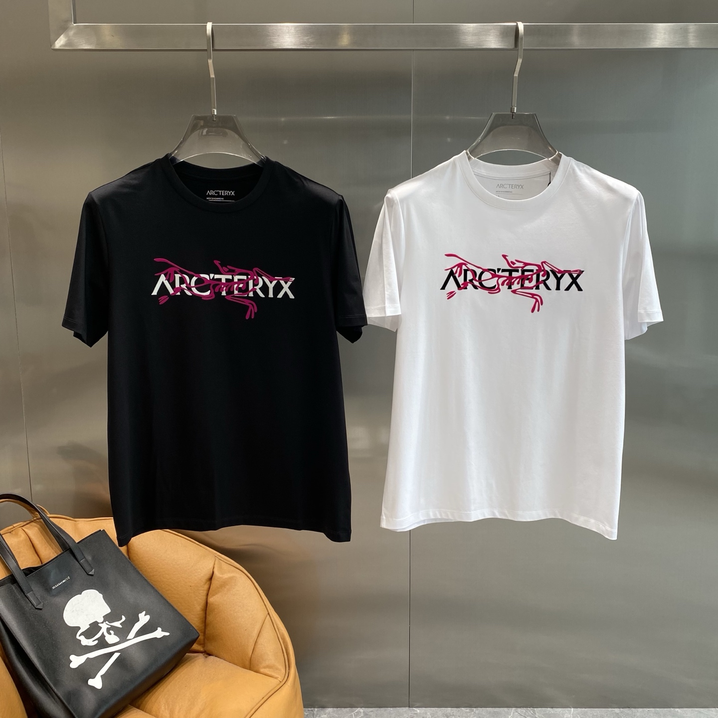 NO:413781,'Bird Family' Archaeoptera bird short-sleeved new favorite for summer sports fashion. Simple and versatile. The brand name on the chest is combined with unique patterns. The combination of pink and white is eye-catching and fashionable, which not only shows the brand characteristics but also is full of trend. M-3XL the next day, jil sanderarc'teryx, T-shirt, alexander wang19860909《鸟家》 始祖鸟短袖 夏日运动时尚新宠 简约又百搭,胸前品牌名称与独特图案相结合,粉色与白色的搭配亮眼又时尚,既展现了品牌特色,又充满潮流感.M-3XL隔天,,jil sanderarc'teryx,T-shirt,alexander wang,Men's clothing