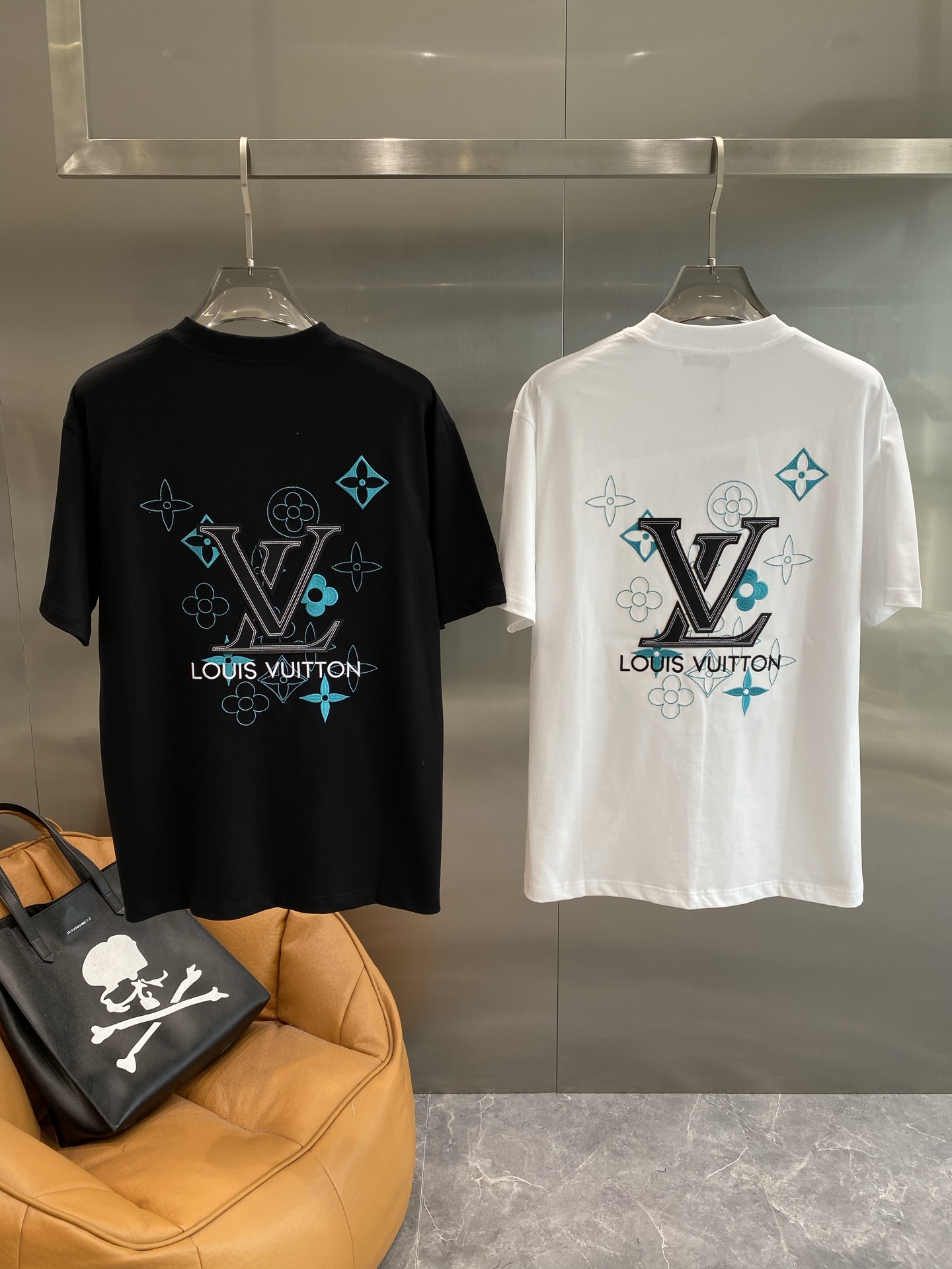 NO:439591,'Donkey Family' LV short-sleeved summer trendy and cool feeling is essential, and the back design is even more amazing. The iconic 'LV' pattern is paired with fresh blue elements and classic brand logo to create a unique trend spark. S-XXL the next day, louis vuitton, louis vuitton, louis vuitton, T-shirt, alexander wang19860909《驴家》 LV短袖 夏日潮流酷感必备 后背的设计更是一绝.标志性的“LV”图案搭配清新的蓝色元素,还有经典的品牌标识,碰撞出独特的潮流火花.S-XXL隔天,,louis vuitton,louis vuitton,louis vuitton,T-shirt,alexander wang,Men's clothing