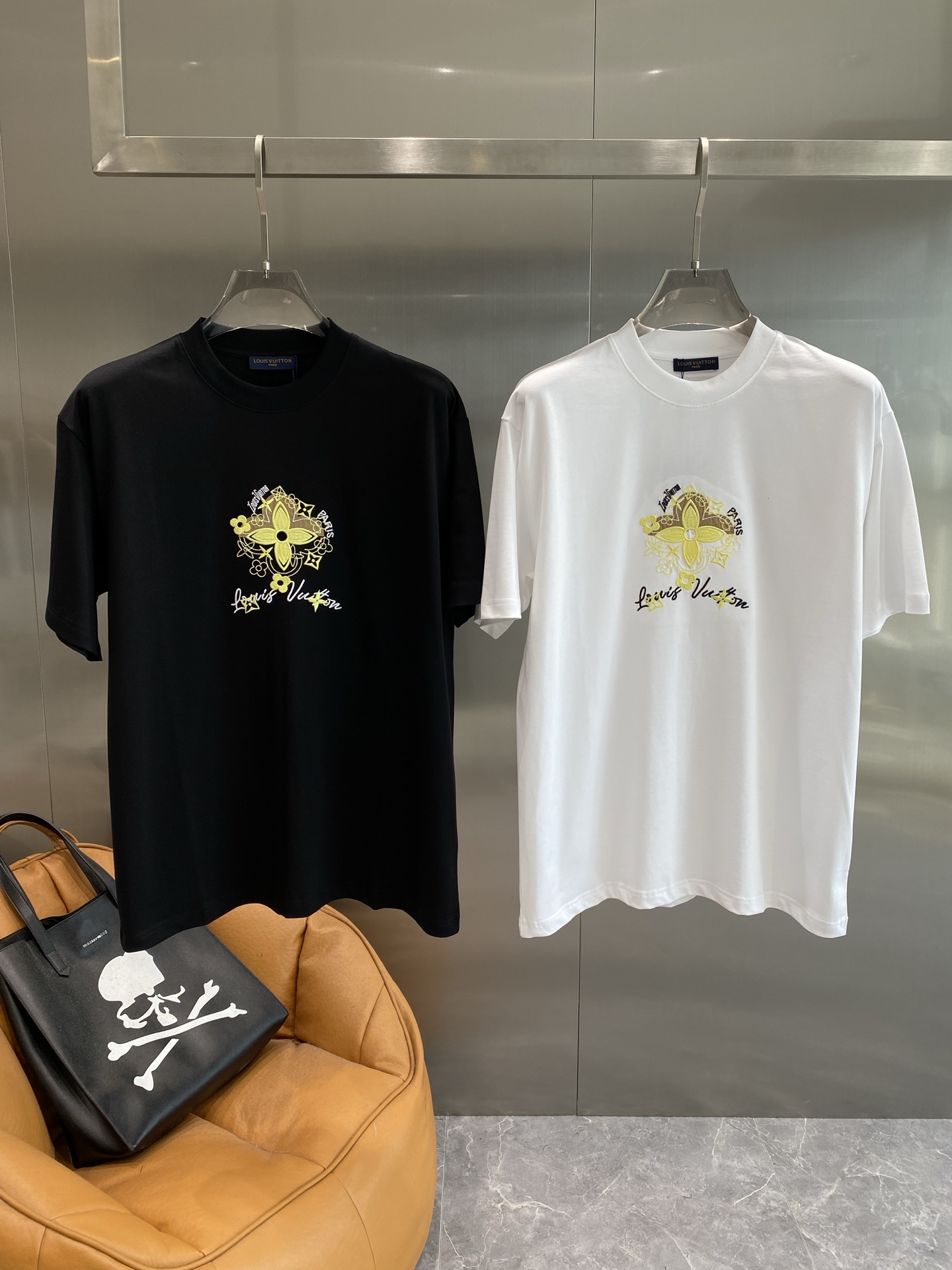 NO:439582,'Donkey Family' LV short-sleeved and luxurious choice for summer. The bright yellow flower pattern on the chest is matched with exquisite brand logo. The sense of luxury and design coexist, and the details show high-end. S-XXL the next day, louis vuitton, louis vuitton, louis vuitton, louis vuitton, T-shirt, alexander wang19860909《驴家》 LV短袖 夏日奢华精致之选 胸前亮眼的黄色花朵图案,搭配精致的品牌标识,奢华感与设计感并存,细节之处尽显高级.S-XXL隔天,,louis vuitton,louis vuitton,louis vuitton,T-shirt,alexander wang,Men's clothing