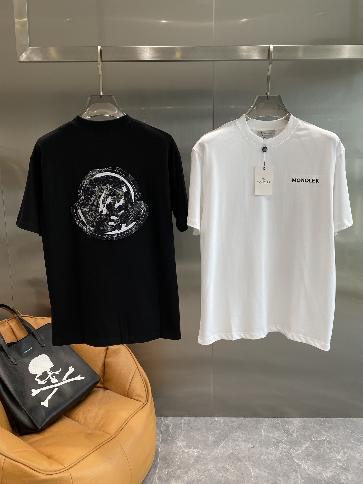 NO:439574,'Mengjia' The cool street style of the street in the mouth is covered with short sleeves, the unique pattern design on the back, abstract art works, and the feeling of personality. S-XXL the next day, Moncler, T-shirt, alexander wang19860909《蒙家》 蒙口短袖夏日街头酷感风,后背独特的图案设计,抽象的艺术作品,个性的感觉.S-XXL隔天,,Moncler,T-shirt,alexander wang,Men's clothing