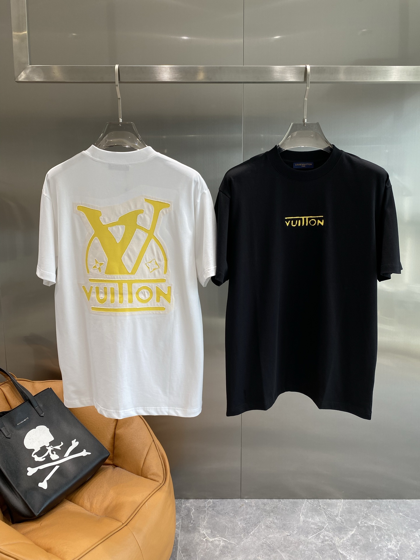 NO:439616,'Donkey House' LV short-sleeved summer trendy luxury essentials Simple and elegant, the eye-catching yellow 'LV' logo and 'VUITTON' on the back instantly catch the eye, the sense of luxury and trendy full. S-XXL the next day, louis vuitton, louis vuitton, louis vuitton, T-shirt, alexander wang19860909《驴家》 LV短袖 夏日潮流奢华必备 简约大气,后背那醒目的黄色“LV”标志和“VUITTON”字样,瞬间抓住眼球,奢华感与潮流感拉满.S-XXL隔天,,louis vuitton,louis vuitton,louis vuitton,T-shirt,alexander wang,Men's clothing