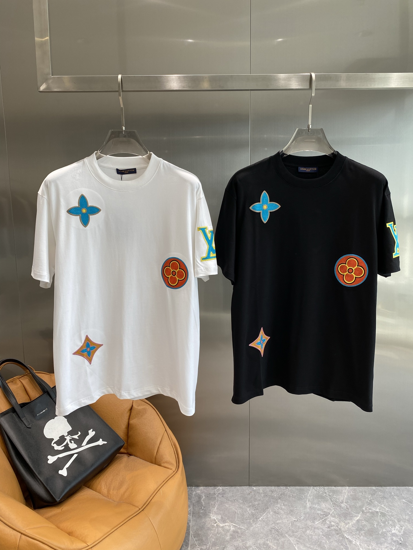 NO:439623,'Donkey Family' LV short-sleeved summer colorful trend new style calm and atmospheric, decorated with colorful classic elements, blue flowers and orange, dazzling, perfectly blending trends and luxury. S-XXL the next day, louis vuitton, louis vuitton, louis vuitton, louis vuitton, T-shirt, alexander wang19860909《驴家》 LV短袖 夏日多彩潮流新风尚 沉稳大气,上面点缀着色彩斑斓的经典元素图案,蓝色的花朵、橙色的 亮眼,将潮流与奢华完美融合.S-XXL隔天,,louis vuitton,louis vuitton,louis vuitton,T-shirt,alexander wang,Men's clothing