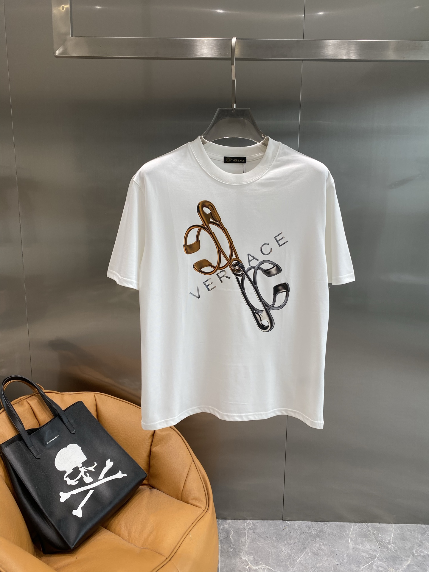 Versace Luxe Dames T-shirt - Zomerse Trend met Opvallende Metallic Print