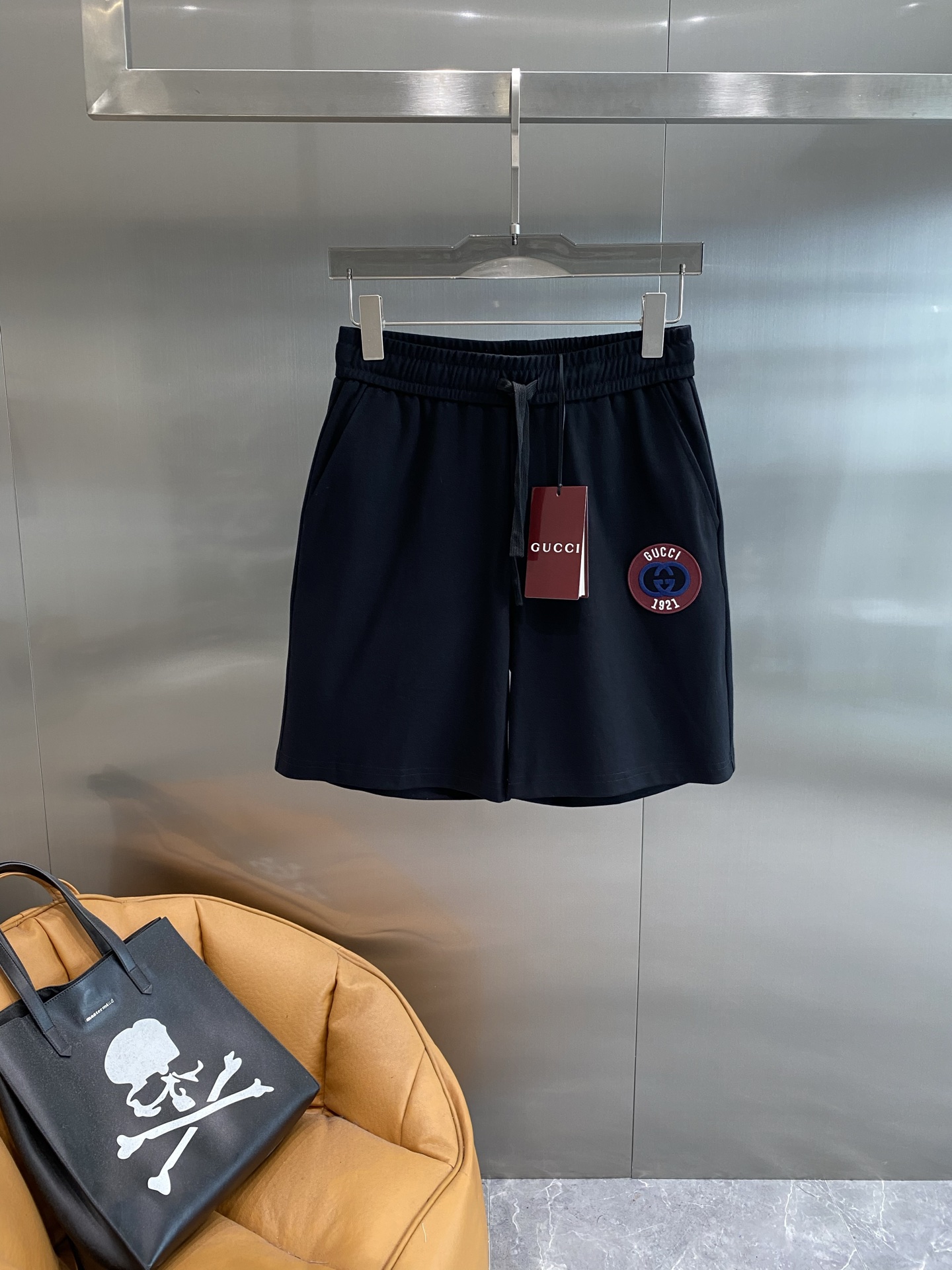 NO:439627,'Gujia' GUCCI black shorts, a summer retro trendy choice. Classic black is versatile and slim, and the drawstring design is convenient and fashionable. The exquisite brand round logo of the trouser body combines retro and trendy elements to highlight unique taste. The fabric is soft and comfortable, and has good breathability. M-3XL, gucci, gucci, shorts, alexander wang19860909《古家》 GUCCI黑短裤,夏日复古潮流之选 经典黑色百搭又显瘦,抽绳设计方便又时尚.裤身精致的品牌圆形标识,融合复古与潮流元素,彰显独特品味.面料柔软舒适,透气性佳.M-3XL,,gucci,gucci,shorts,alexander wang,Men's clothing