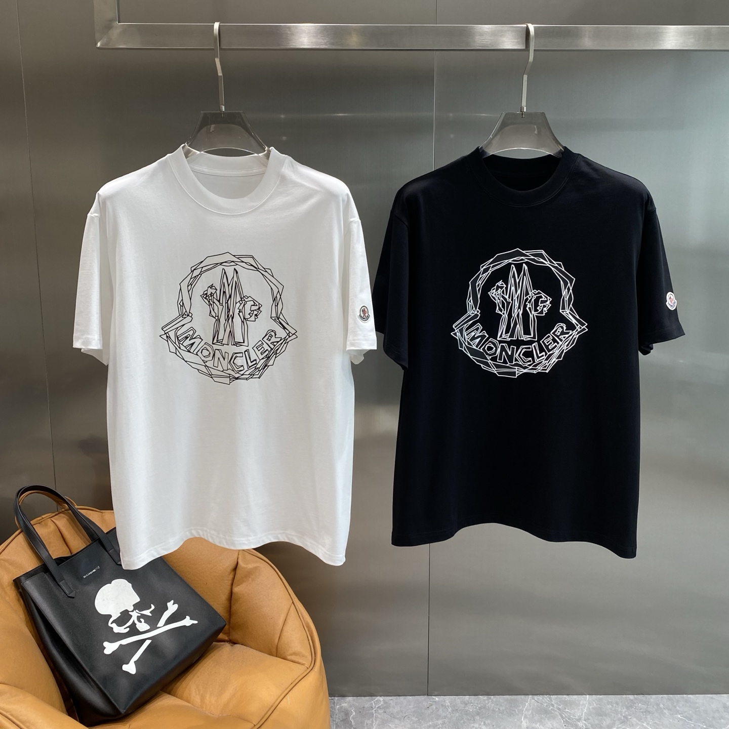 NO:465965,'Mengjia' The unique white brand pattern on the chest is outlined with geometric lines, full of modernity and design, the fabric is skin-friendly and breathable, M-3XL the next day, Moncler, T-shirt, alexander wang19860909《蒙家》 蒙口短袖夏日酷感潮流必备胸前独特的白色品牌图案,以几何线条勾勒,充满现代感与设计感,面料亲肤透气,M-3XL隔天,,Moncler,T-shirt,alexander wang,Men's clothing