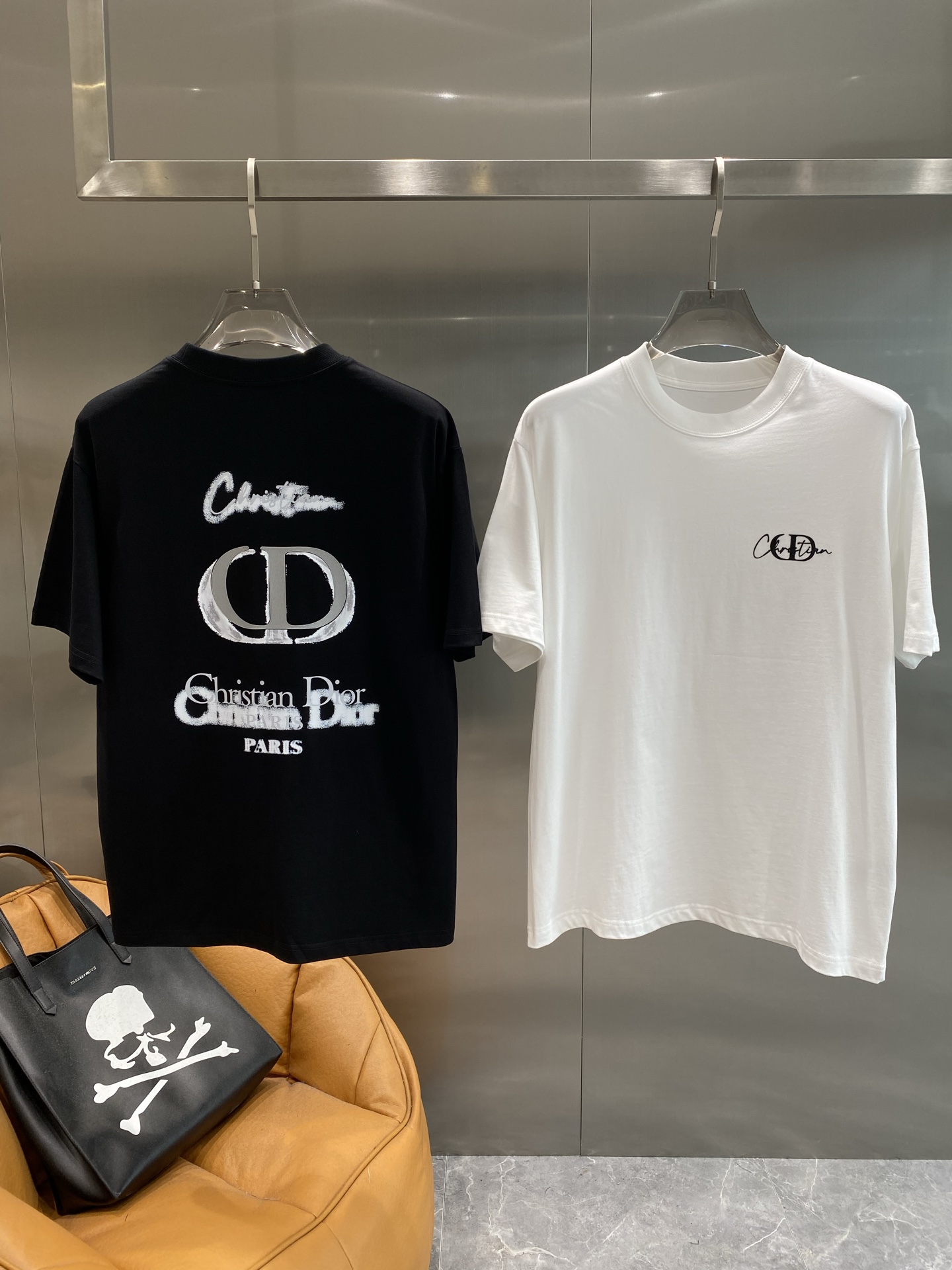NO:465957,'Dijia' Dior short-sleeved summer luxury T-shirt is classic and mysterious. The big silver 'CD' logo behind it is matched with the elegant 'Christian' words and brand name. It has a sense of luxury and artistic sense and full of style. The fabric is of high quality M-3XL, dior, dior, T-shirt, tees, t-shirt, alexander wang19860909《迪家》 迪奥短袖 夏日奢华格调之选T恤经典又神秘,背后大大的银色“CD”标志,搭配上飘逸的“Christian”字样和品牌名,奢华感与艺术感十足,格调满满.面料质感上乘M-3XL,,dior,dior,T-shirt,tees，t-shirt,alexander wang,Men's clothing