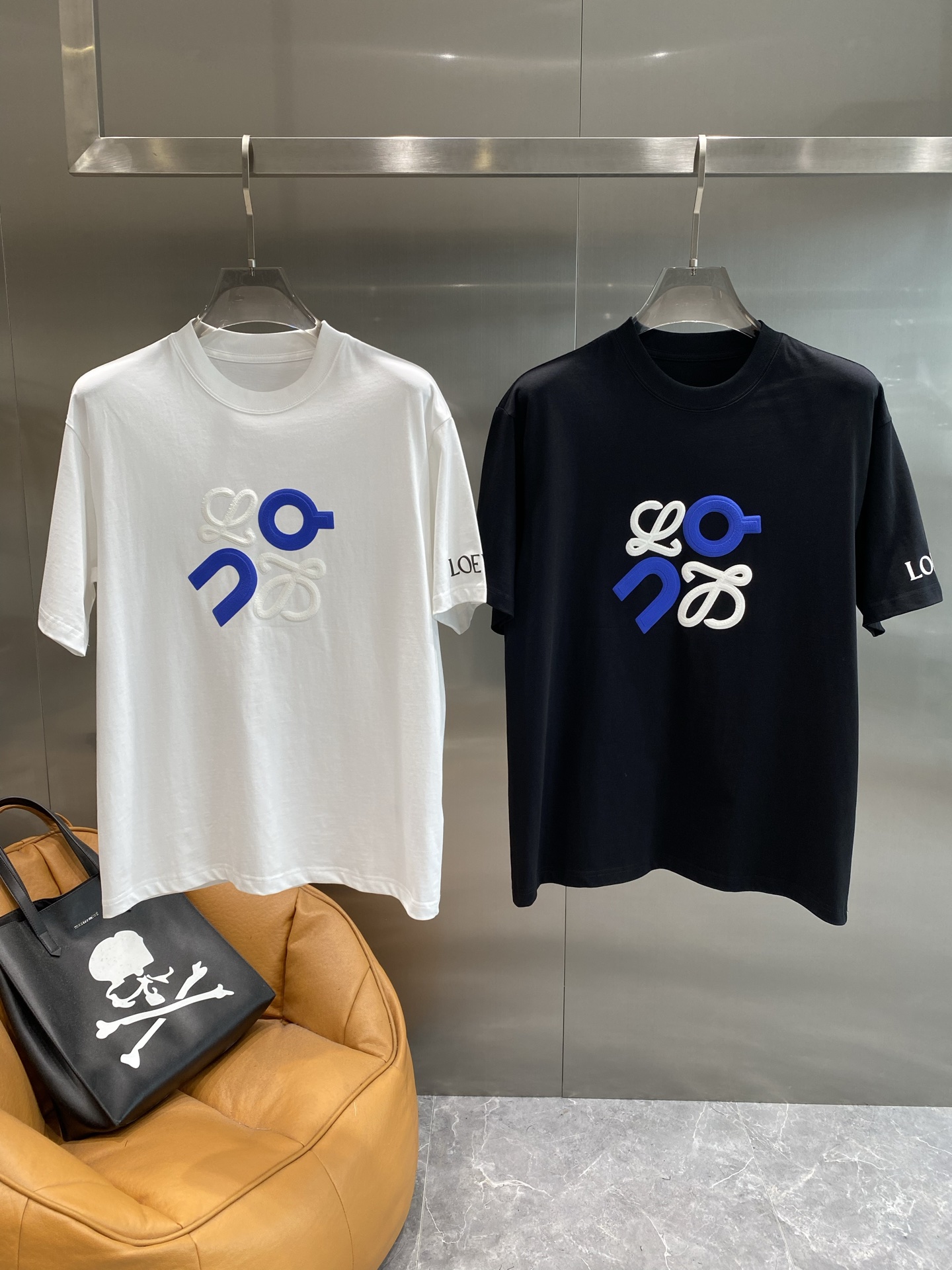 NO:465949,'Luo Family' LOEWE Short Sleeve, a summer personalized and fashionable choice. The unique blue and white brand pattern on the chest is full of design, personalized and fashionable, the fabric is soft and comfortable, M-3XL the next day, loewe, loewe, T-shirt, alexander wang19860909《罗家》 LOEWE短袖 夏日个性时尚之选 胸前独特的蓝白品牌图案,充满设计感,个性又时尚,面料柔软舒适,M-3XL隔天,,loewe,loewe,T-shirt,alexander wang,Men's clothing