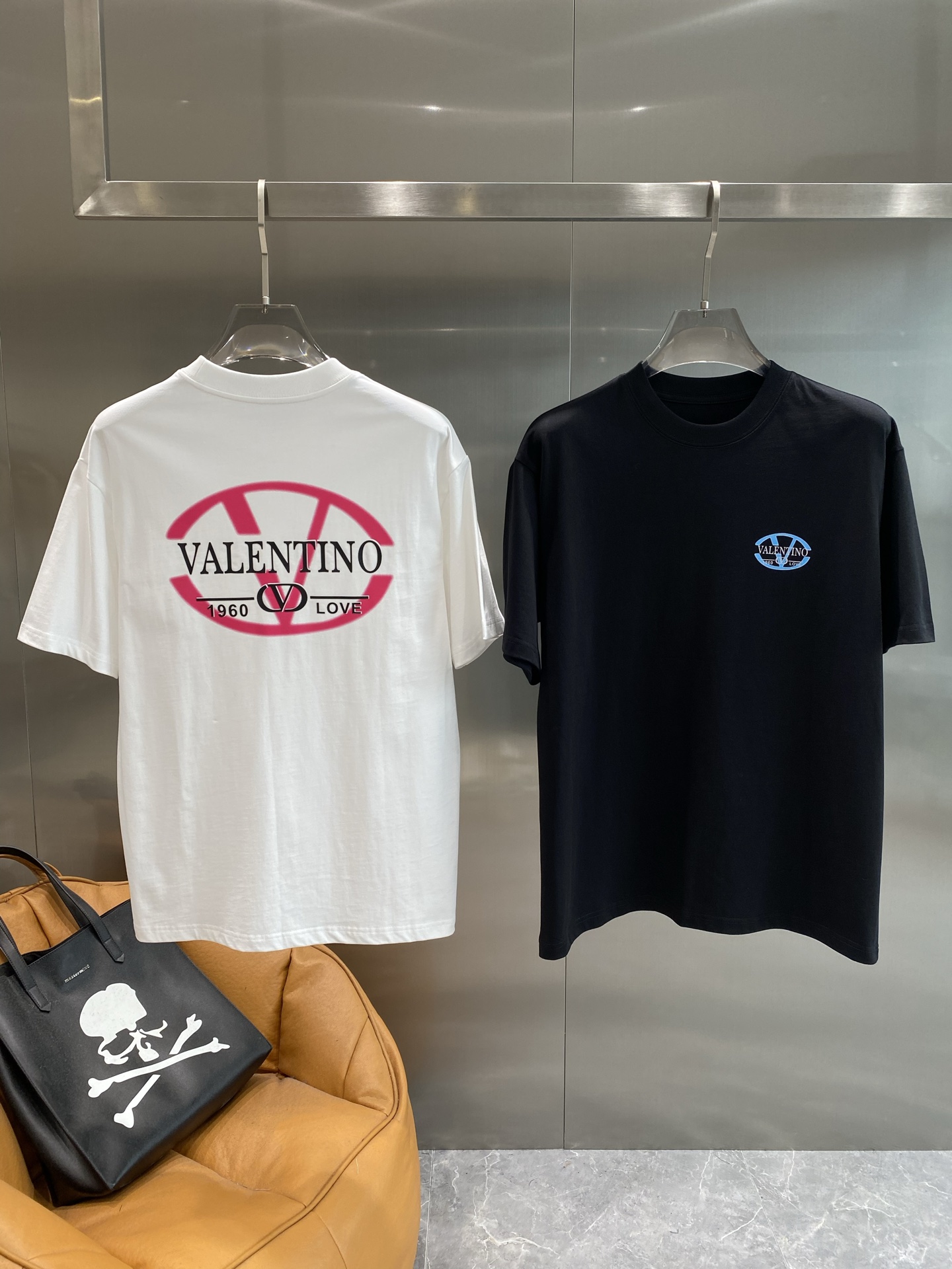 NO:465944,'Wallen Home' Valentino Short Sleeve Summer Fashion Luxury T-shirt Simple and Atmospheric, the dazzling blue brand logo behind it is full of retro and romantic atmosphere, and the sense of luxury and trendy. The fabric is comfortable and textured, M-3XL, valentino, T-shirt, tees, t-shirt, alexander wang19860909《华伦家》 华伦天奴短袖 夏日潮流奢华风 T恤简约大气,背后那亮眼的蓝色品牌标志,充满复古与浪漫的气息,奢华感与潮流感兼具. 面料舒适又有质感,M-3XL,,valentino,T-shirt,tees，t-shirt,alexander wang,Men's clothing