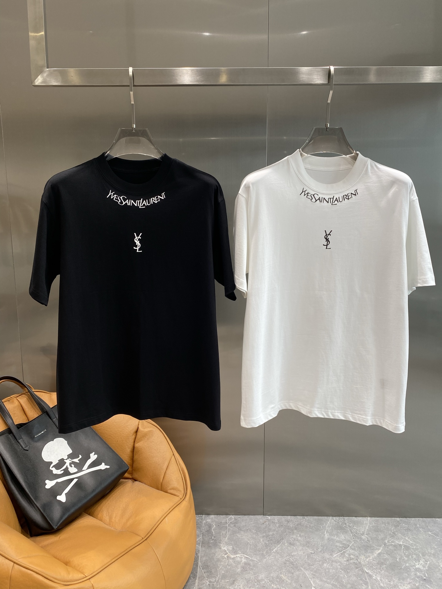 NO:465938,'Luo Family' Saint Laurent Black T, a simple and luxurious choice for summer. Classics are never out of date. The neckline is surrounded by exquisite brand letters, and the simple and iconic pattern on the chest is matched. The simplicity shows luxury and high-end feel. M-3XL the next day, saint laurent, loewe, alexander wang19860909《罗家》 圣罗兰黑T,夏日简约奢华之选 经典永不过时,领口处精致的品牌字母环绕,搭配上胸前简洁的标志性图案,简约中尽显奢华,高级感十足.M-3XL隔天,,saint laurent,loewe,alexander wang,Men's clothing